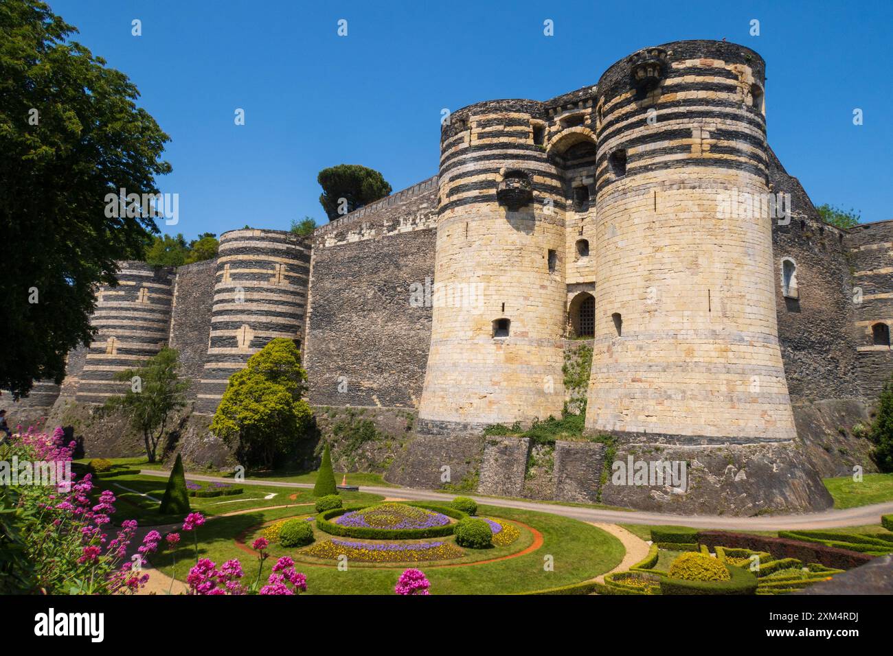 Blick auf die Burg von Angers im Loire-Tal, Frankreich. Ein emblematisches Denkmal der Stadt an einem sonnigen Tag Stockfoto