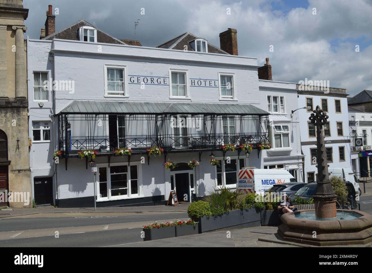 Das George Hotel and Granary im Stadtzentrum von Frome. Market Place, Frome, Somerset, England, Vereinigtes Königreich. Juni 2024. Stockfoto