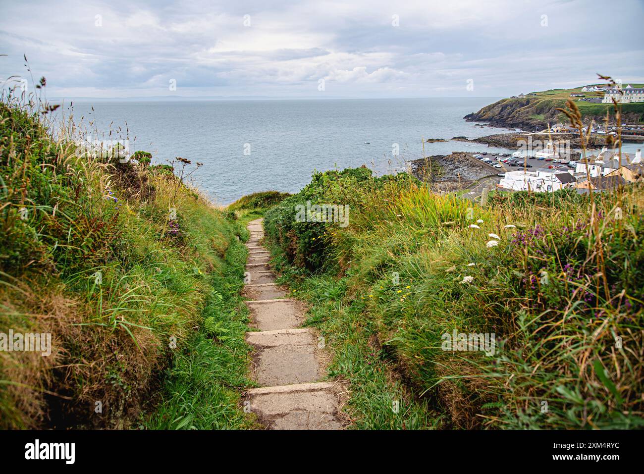 Landschaftsfotografie von Landweg, Dorf; Schottland; Großbritannien; Portpatrick; bucht; Meer; Gebäude; Mauer; Ruhe; Landschaft; Panorama; historisch; Stadt Stockfoto