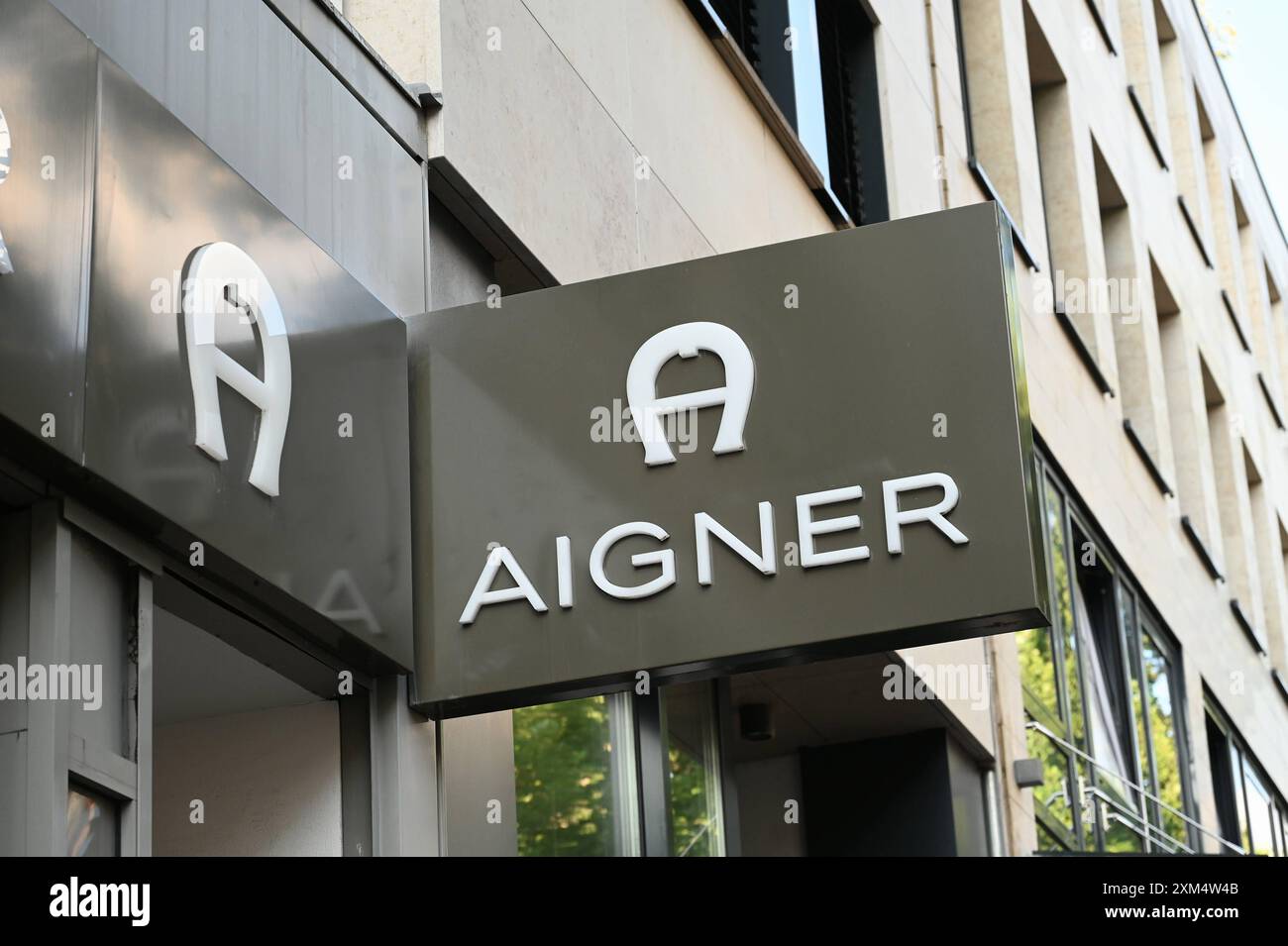 Logo, Schriftzug des deutschen Modeunternehmens Etienne Aigner das für hochwertige Lederartikel bekannt ist an einer Filiale *** Logo, Schriftzug des deutschen Modeunternehmens Etienne Aigner, das für hochwertige Lederwaren bekannt ist, auf einem Geschäft Stockfoto