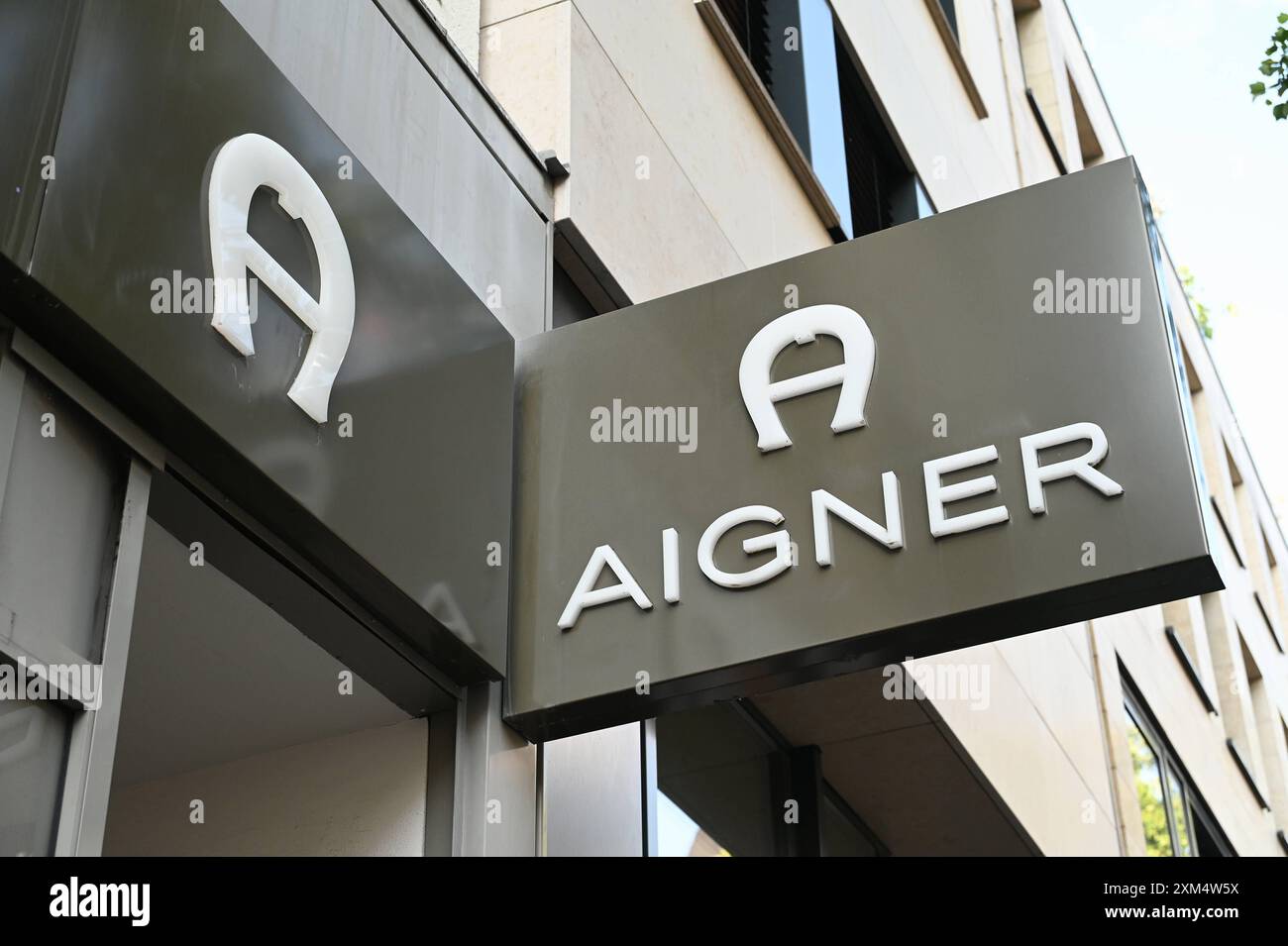 Logo, Schriftzug des deutschen Modeunternehmens Etienne Aigner das für hochwertige Lederartikel bekannt ist an einer Filiale *** Logo, Schriftzug des deutschen Modeunternehmens Etienne Aigner, das für hochwertige Lederwaren bekannt ist, auf einem Geschäft Stockfoto