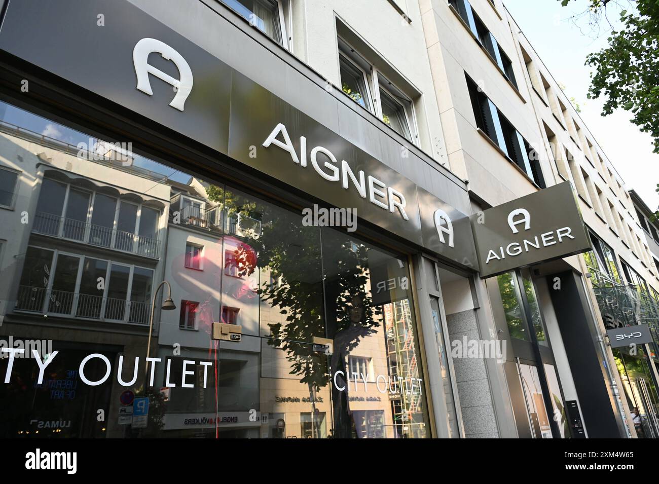 Logo, Schriftzug des deutschen Modeunternehmens Etienne Aigner das für hochwertige Lederartikel bekannt ist an einer Filiale *** Logo, Schriftzug des deutschen Modeunternehmens Etienne Aigner, das für hochwertige Lederwaren bekannt ist, auf einem Geschäft Stockfoto