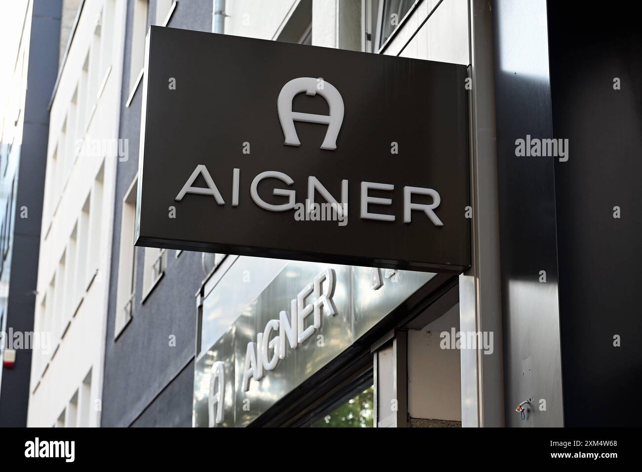 Logo, Schriftzug des deutschen Modeunternehmens Etienne Aigner das für hochwertige Lederartikel bekannt ist an einer Filiale *** Logo, Schriftzug des deutschen Modeunternehmens Etienne Aigner, das für hochwertige Lederwaren bekannt ist, auf einem Geschäft Stockfoto