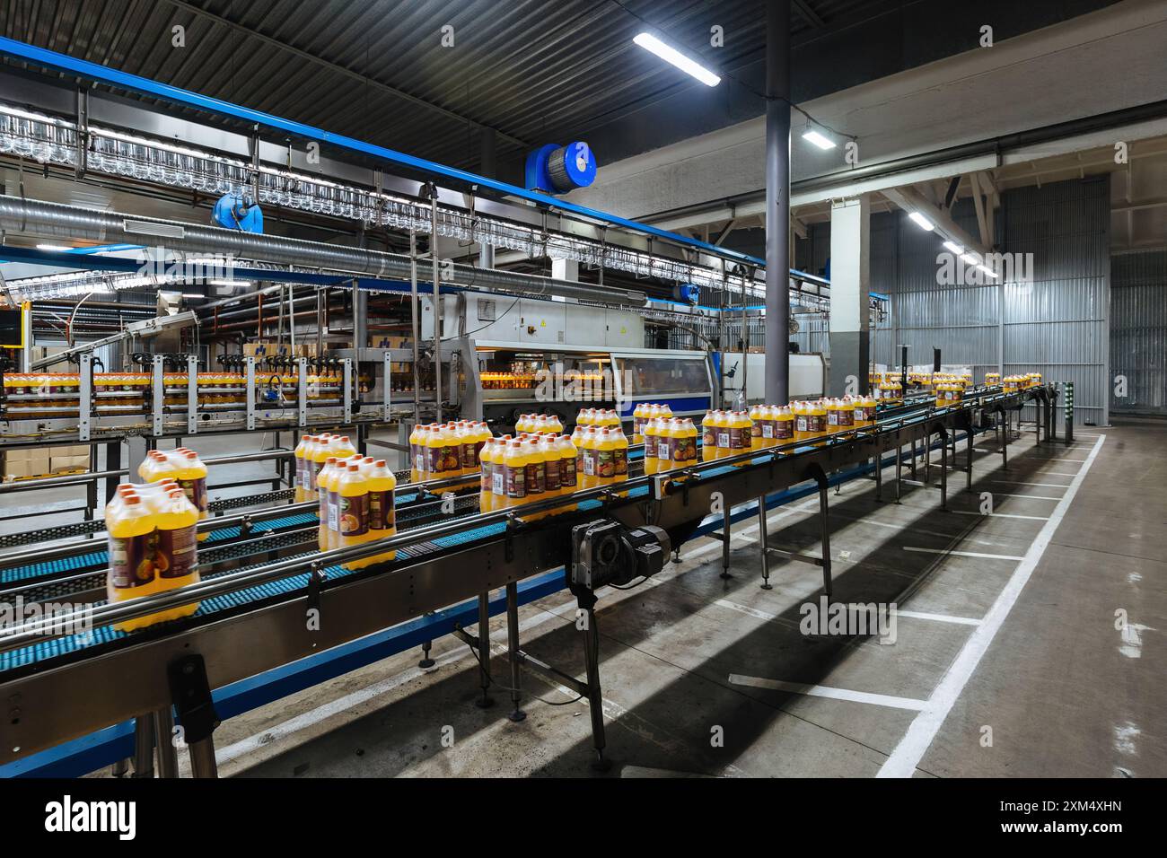 Produktionslinie für die Abfüllung von Getränken in Kunststoffflaschen und die Verpackung. Stockfoto