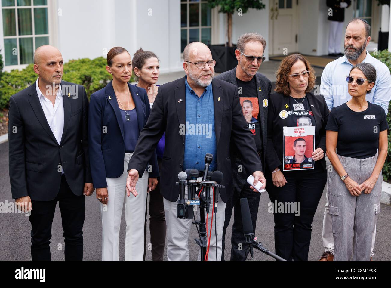 (Von links nach rechts) Adi Alexander, Vater von Edan Alexander, Yael ...