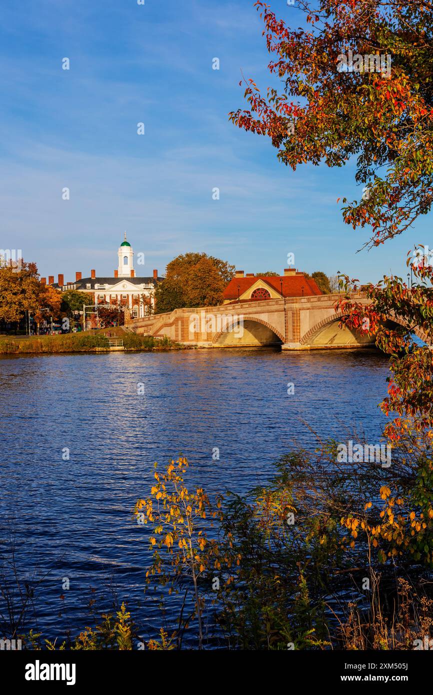 Blick auf die Anderson Memorial Bridge über den Charles River an einem späten Herbstnachmittag - Cambridge, Massachusetts. Stockfoto