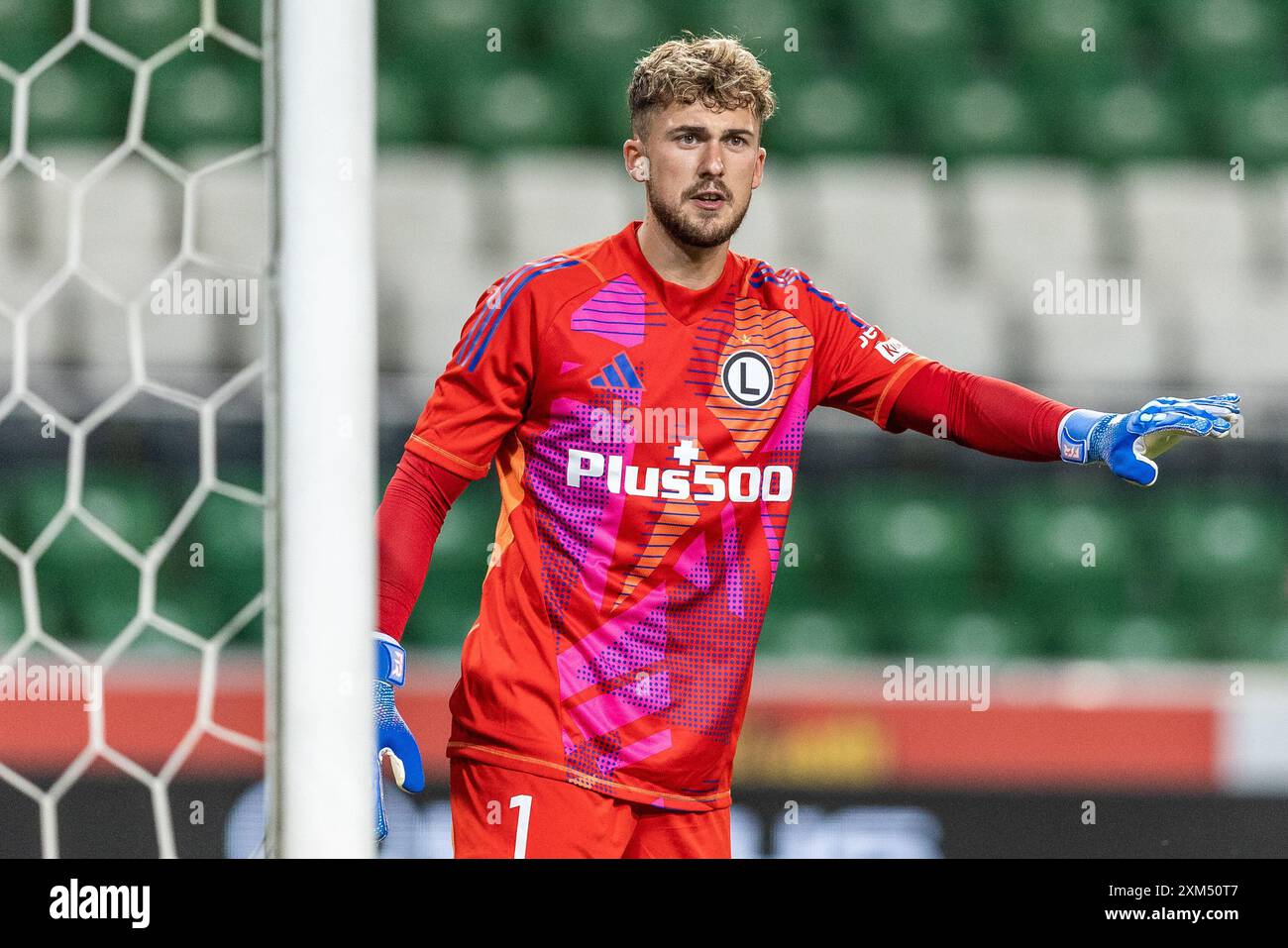 25. Juli 2024; polnisches Armeestadion, Warschau, Polen; UEFA Europa Conference League Fußball, 1. Leg, 2. Qualifikationsrunde, Legia Warszawa gegen Caernarfon Town; Kacper Tobiasz (Legia) gibt den Teamkollegen Anweisungen für einen Eckstoß Stockfoto