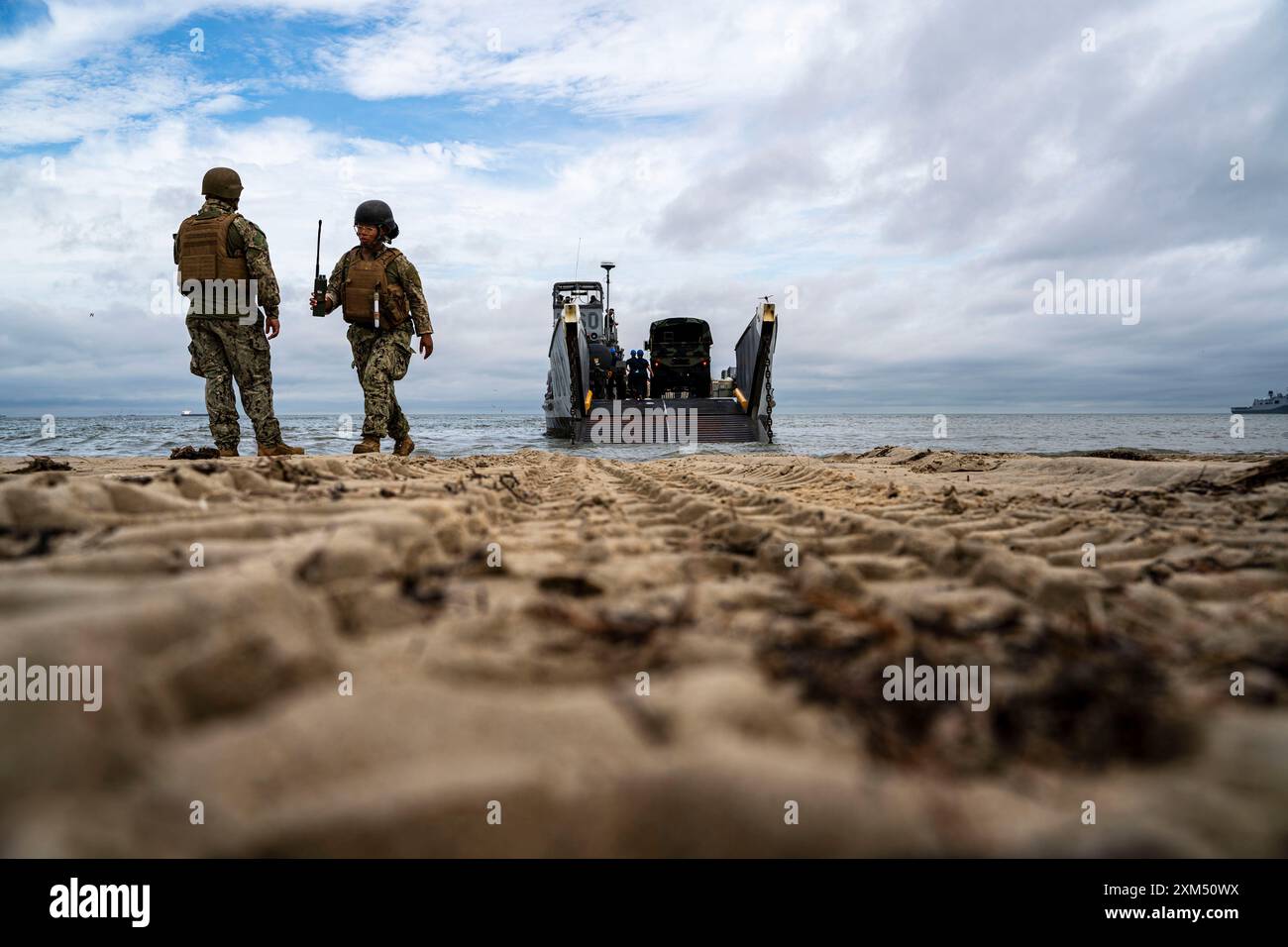 240724-N-OB471-2009 VIRGINIA BEACH (24. Juli 2024) während der Generalprobe Der Expeditionary Strike Group TWO (ESG 2) Defense Support to Civil Authorities (DSCA) fährt ein MTVR (Medium TACTICAL Vehicle Replacement) zu einem Landing Craft Utility (LCU). Die dreitägige Übung wurde an verschiedenen Orten im Gebiet von Hampton Roads, Virginia, durchgeführt, um Marine- und Marine-Korps-Einheiten zu integrieren, an Bord zu nehmen und an Land zu bringen, die auf eine humanitäre Katastrophe reagieren sollten. Als Leiter der Ostküste der US Navy für amphibische Operationen und Expertise ist ESG 2 das Personal Stockfoto