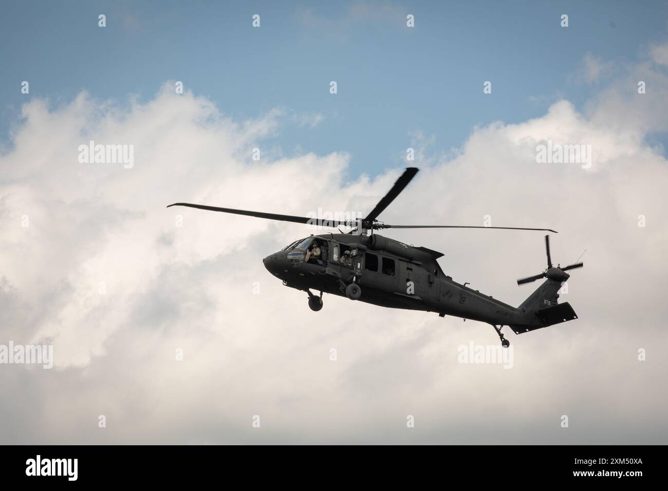 Soldaten mit Bravo Co. 2/147th Assault Helicopter Battalion, 63rd Theater Aviation Brigade, fliegen am 16. Juli 2024 über dem Camp Grayling Army Airfield in Grayling, Michigan. Soldaten der Bravo Company führten Luftwaffen im Camp Grayling für ihre jährliche Ausbildung durch. (Foto der Nationalgarde der US-Armee von Sgt. 1st Class Andrew Dickson) Stockfoto