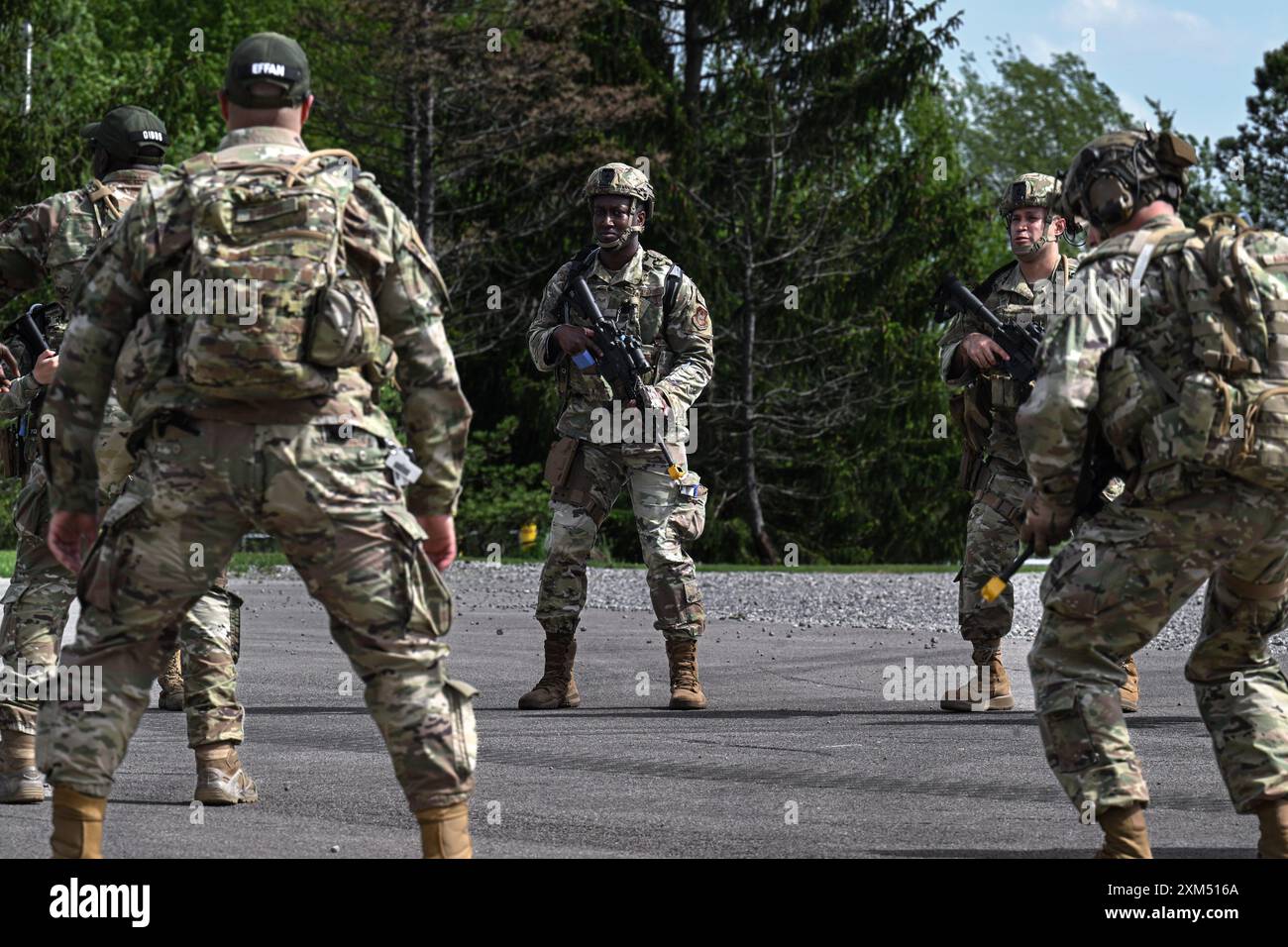 Der Kurs „Integrated Defense Leadership“ (integrierte Verteidigungsführung) die Teilnehmer führen körperliches Training während einer taktischen Kampfübung für die Unfallversorgung an der Youngstown Air Reserve Station, Ohio, am 8. Mai 2024 durch. Die Verteidiger reisten nach YARS, um am IDLC des Air Force Reserve Command teilzunehmen, wo die Verteidiger ihre taktischen Kampfkünste verfeinerten und sich während agiler Einsatzszenarien auf die Missionsbelastung einstellten. (Foto der U.S. Air Force von Staff Sgt. Christina Russo) Stockfoto