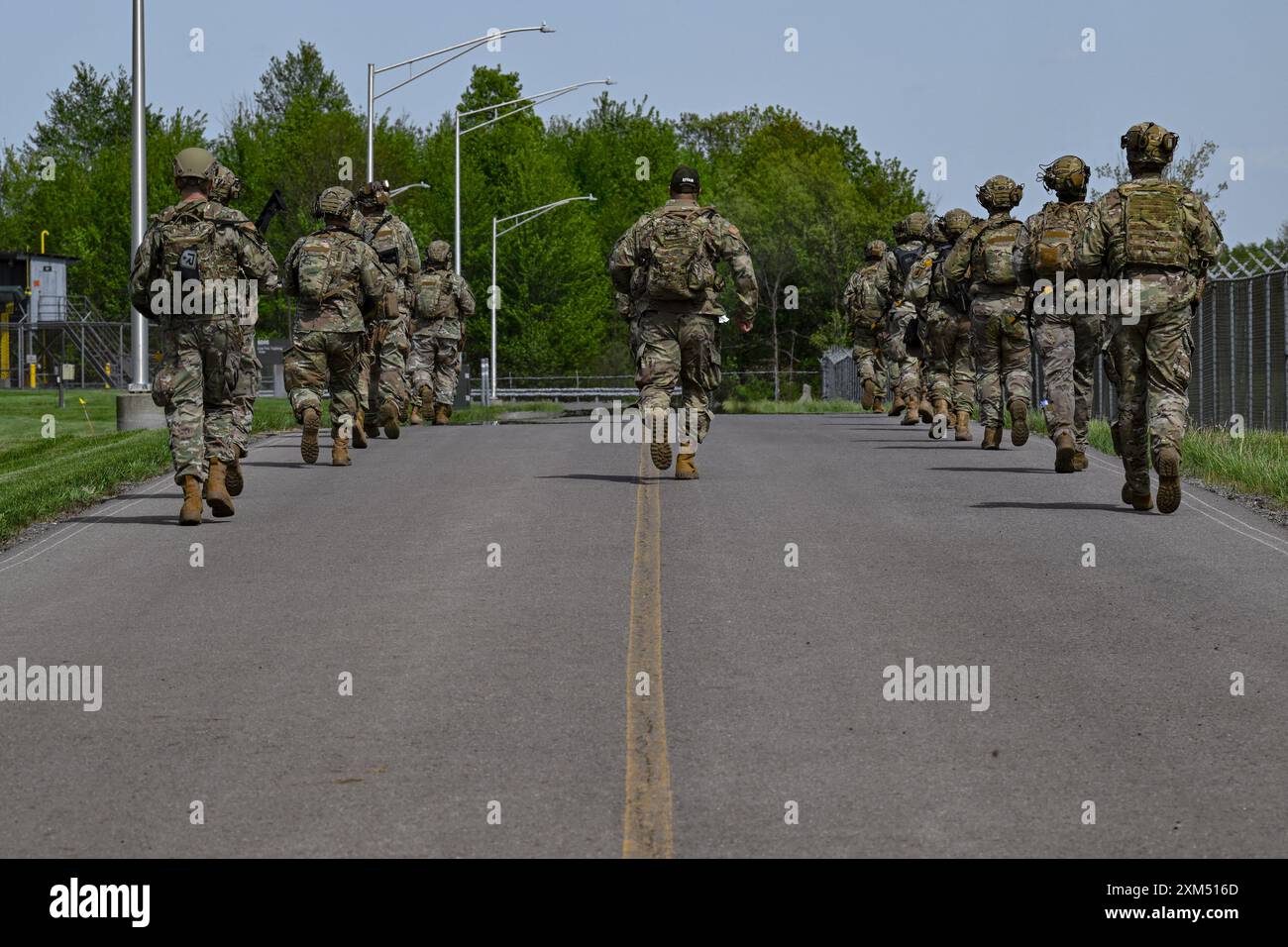 Der Kurs „Integrated Defense Leadership“ findet am 8. Mai 2024 in Youngstown Air Reserve Station, Ohio, statt. Die Verteidiger reisten nach YARS, um am IDLC des Air Force Reserve Command teilzunehmen, wo die Verteidiger ihre taktischen Kampfkünste verfeinerten und sich während agiler Einsatzszenarien auf die Missionsbelastung einstellten. (Foto der U.S. Air Force von Staff Sgt. Christina Russo) Stockfoto