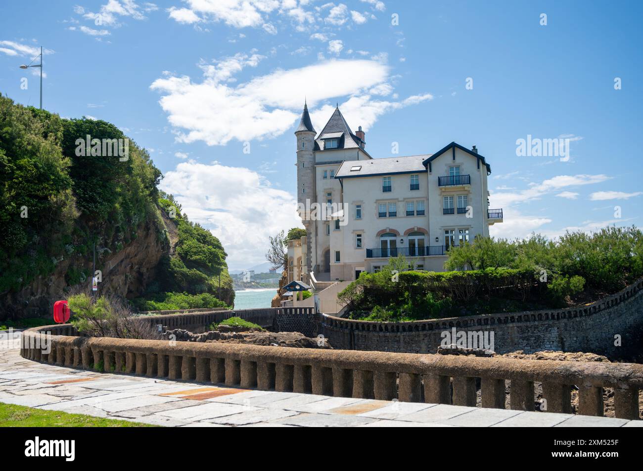 Häuser und Straßen der touristischen Stadt Biarritz am sonnigen Tag, Baskenland, Golf von Biskaya im Atlantik, Frankreich Stockfoto