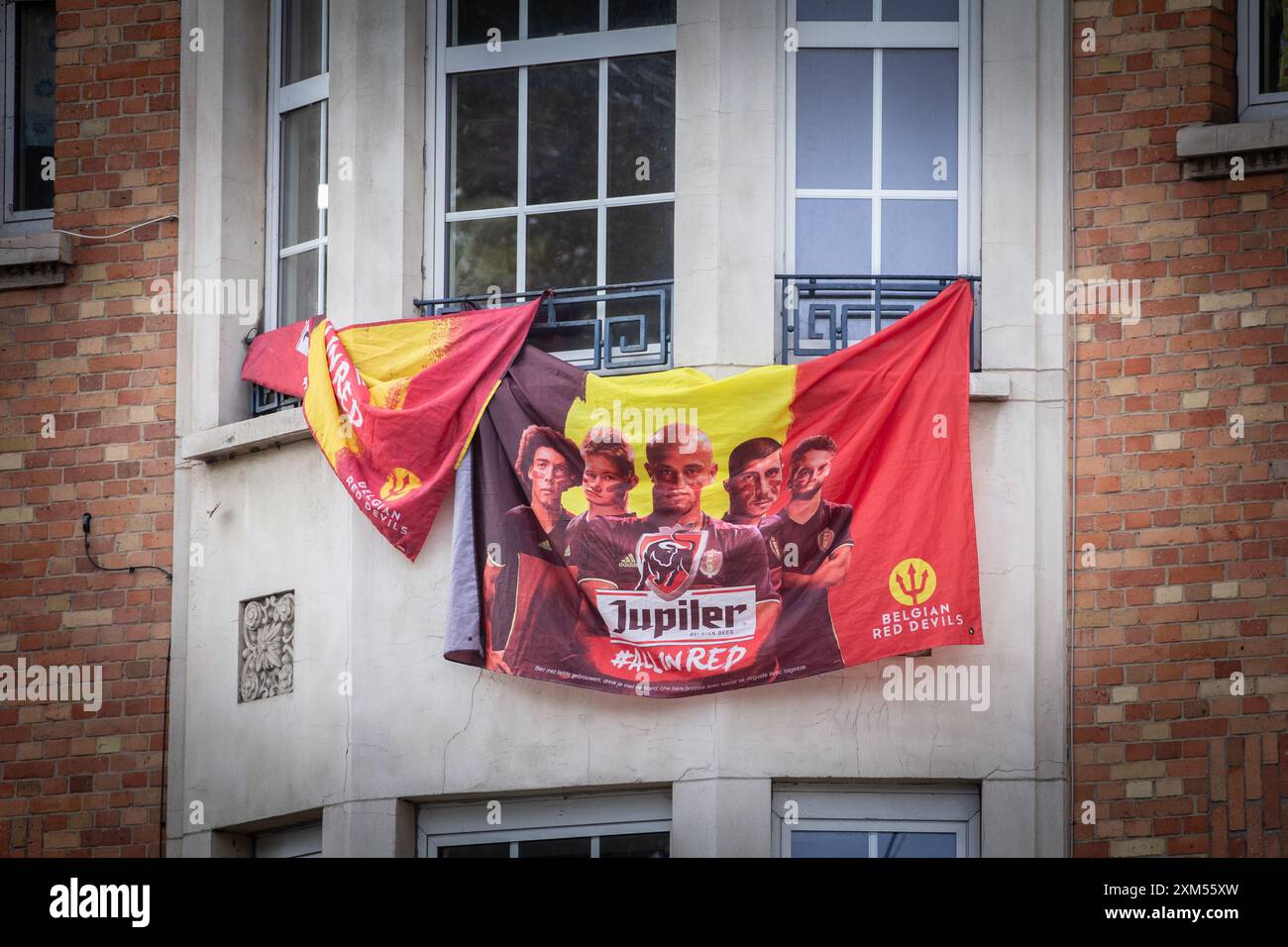 Bild der belgischen Flagge, die die belgischen roten Teufel in Lüge (diables rouges) unterstützt. Die belgischen Red Devils ist der Spitzname für die belgische nat Stockfoto