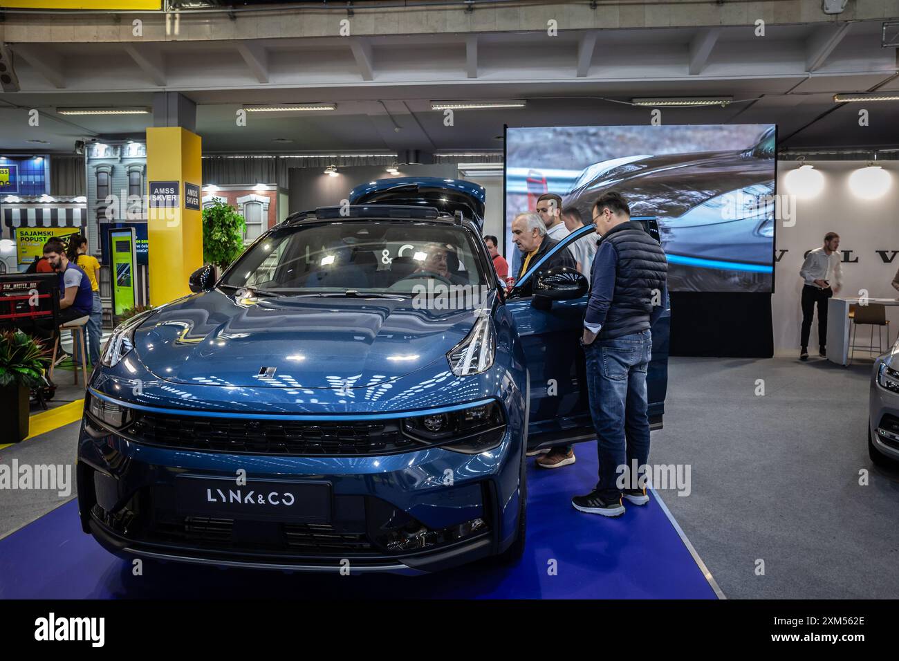 Bild eines Schildes mit dem Logo von Lynk & Co in ihrem Hauptgeschäft in Belgrad, Serbien. Lynk & Co ist eine chinesisch-schwedische Automobilmarke, die von Geel mitgeführt wird Stockfoto