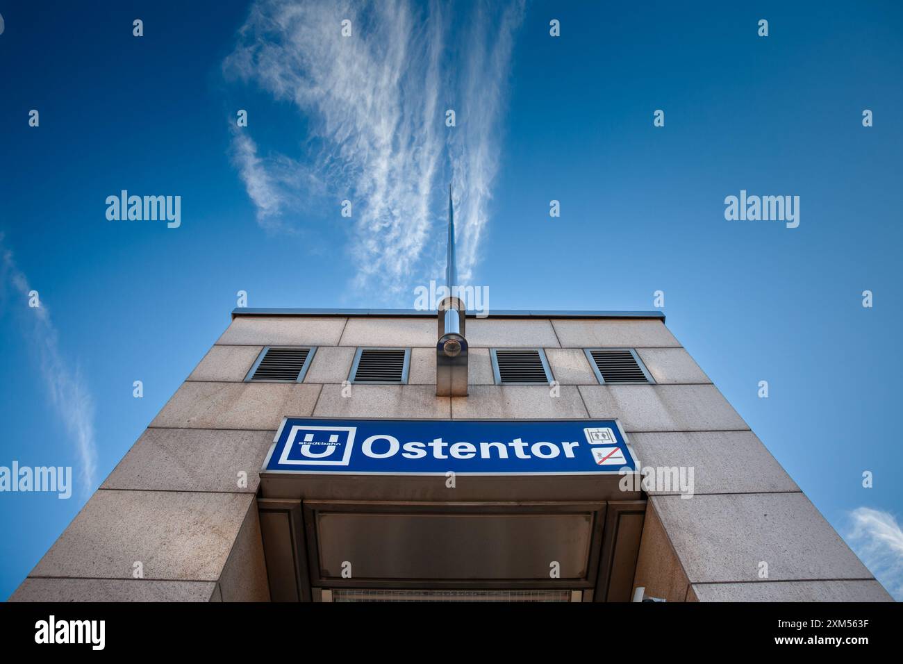 Bild eines Schildes mit Hinweis auf einen Bahnhof des U-Bahn-Netzes Dortmund, Stadtbahn Dortmund. Die Dortmunder Stadtbahn ist ein Stadtbahnsystem im Stadtverkehr Stockfoto