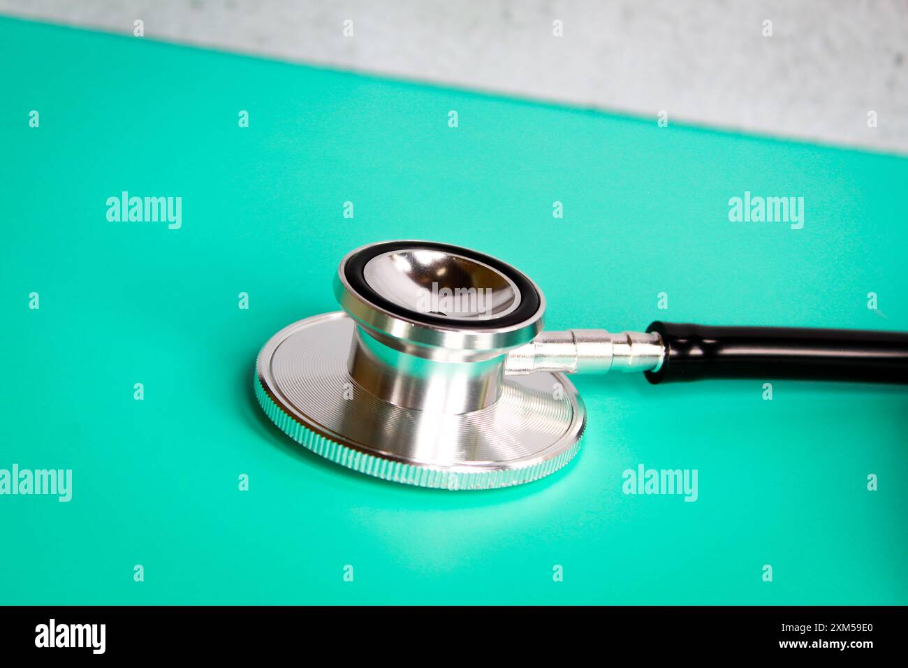 Glänzendes Stethoskop-medizinisches Instrument auf buntem Hintergrund Stockfoto