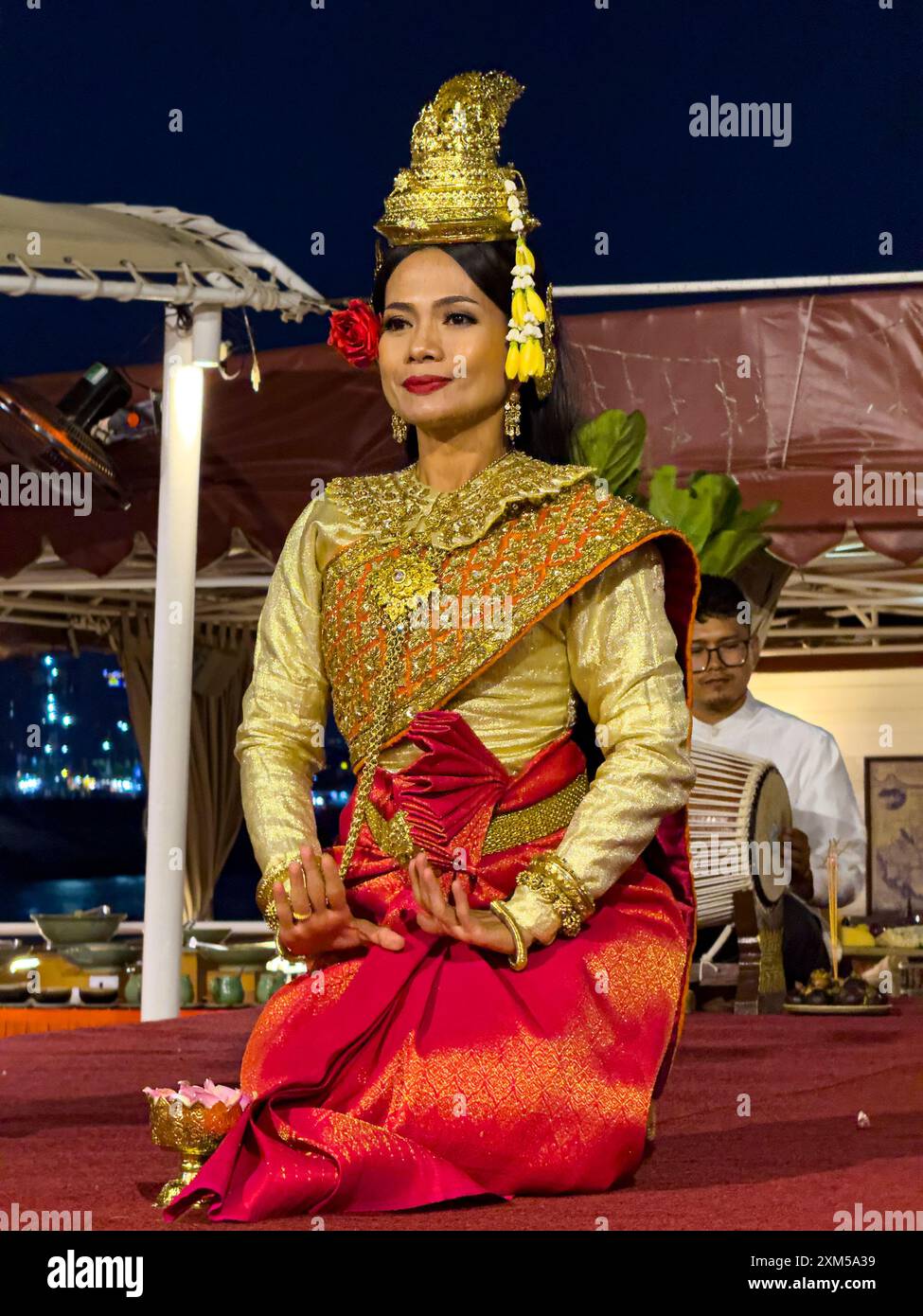 Apsara-Tänzer, die traditionelle Khmer-Tänze auf der M/V Jahan während des Abendessens in Angkor, Kambodscha aufführen. Stockfoto