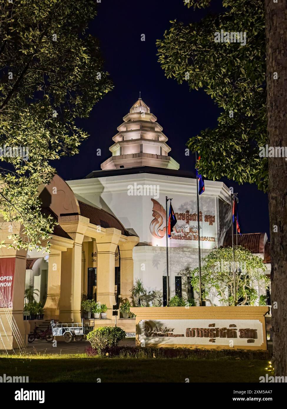 Angkor Nationalmuseum bei Nacht in Siem Reap, Kambodscha. Stockfoto