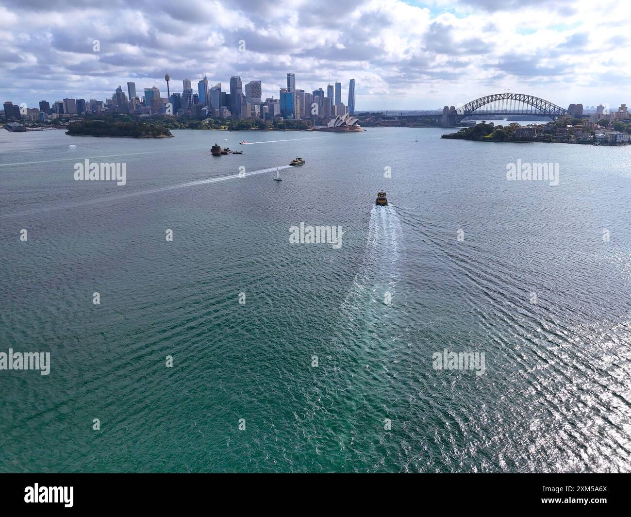 Blick auf die Oper von Sydney und die Hafenbrücke vom Himmel, Hinterland mit Wolkenkratzern und Booten. Sydney, Australien. Stockfoto