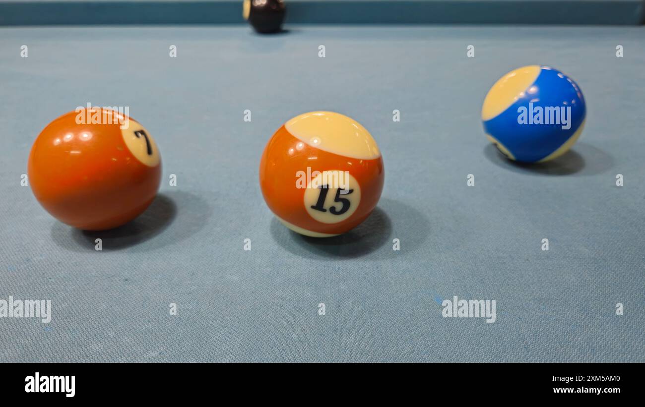 Nahaufnahme von Pool Balls on Grey Table Sport Set bekannt als acht Ball Pool, sechs Taschen, Cue Sports. Stockfoto