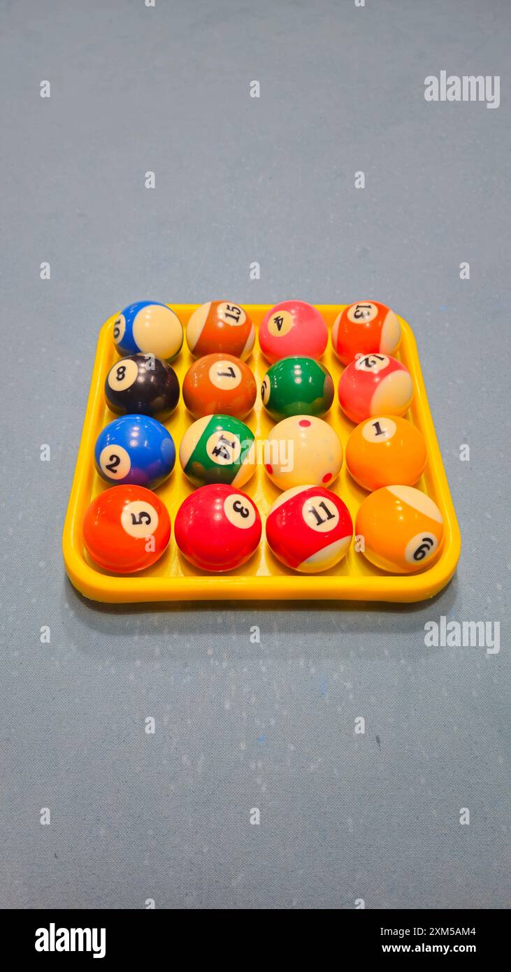 Blick von oben auf den Pool Billardbälle im quadratischen Tablett. 8-Ball-Pool oder Taschenbillard ist eine Klassifizierung von Cue Sports. Stockfoto