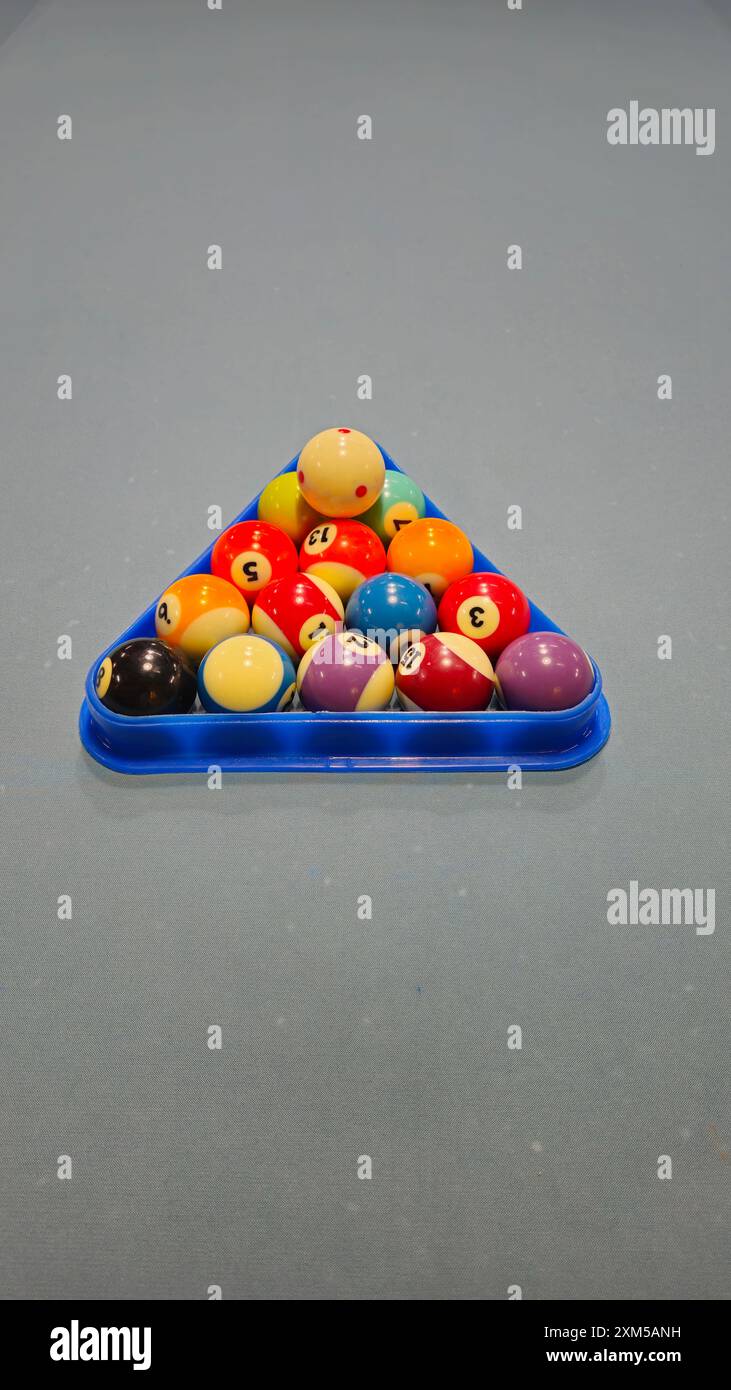 Billardbälle mit Dreiecksständer auf grauem Tisch, Sportspiel-Set. 8-Ball-Pool oder Taschenbillard. Stockfoto