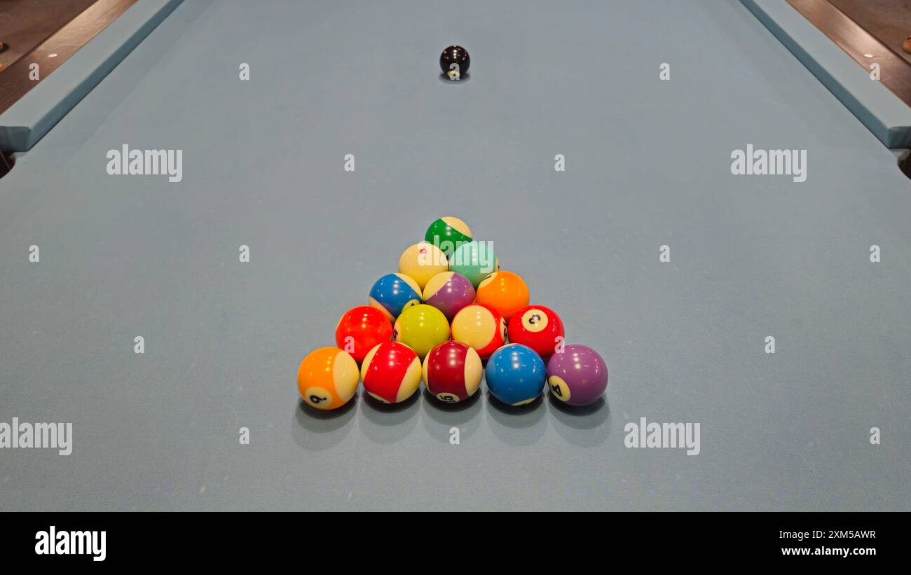 Nahaufnahme von Billardbällen in Dreiecksform. Das ist 8-Ball-Pool-Sport, vor dem Start Stockfoto