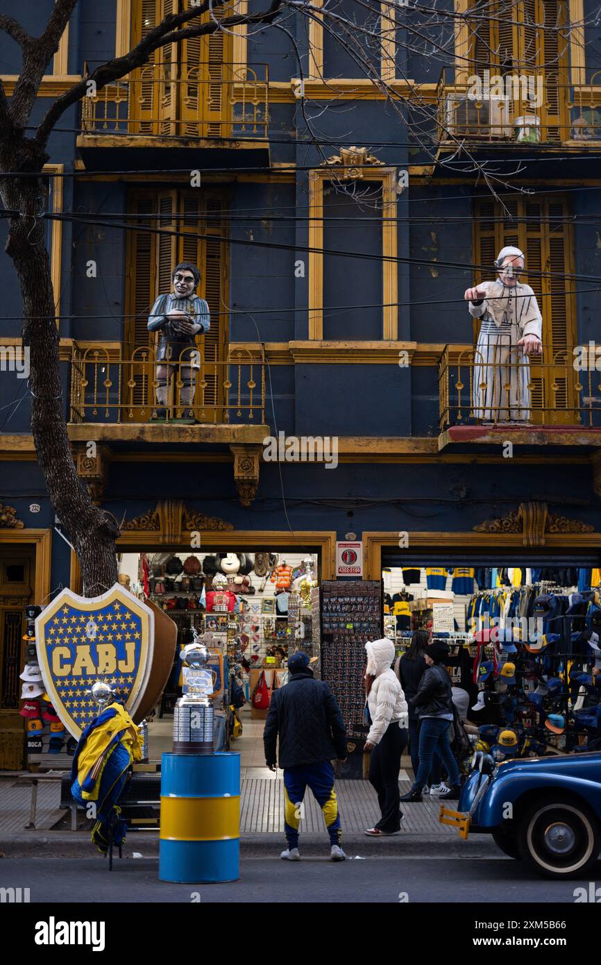 Sportartikel, Flaggen und Merchandise von Boca Juniors in der Nähe des Stadions La Bombonera im Nachbarstaat La Boca. Stockfoto