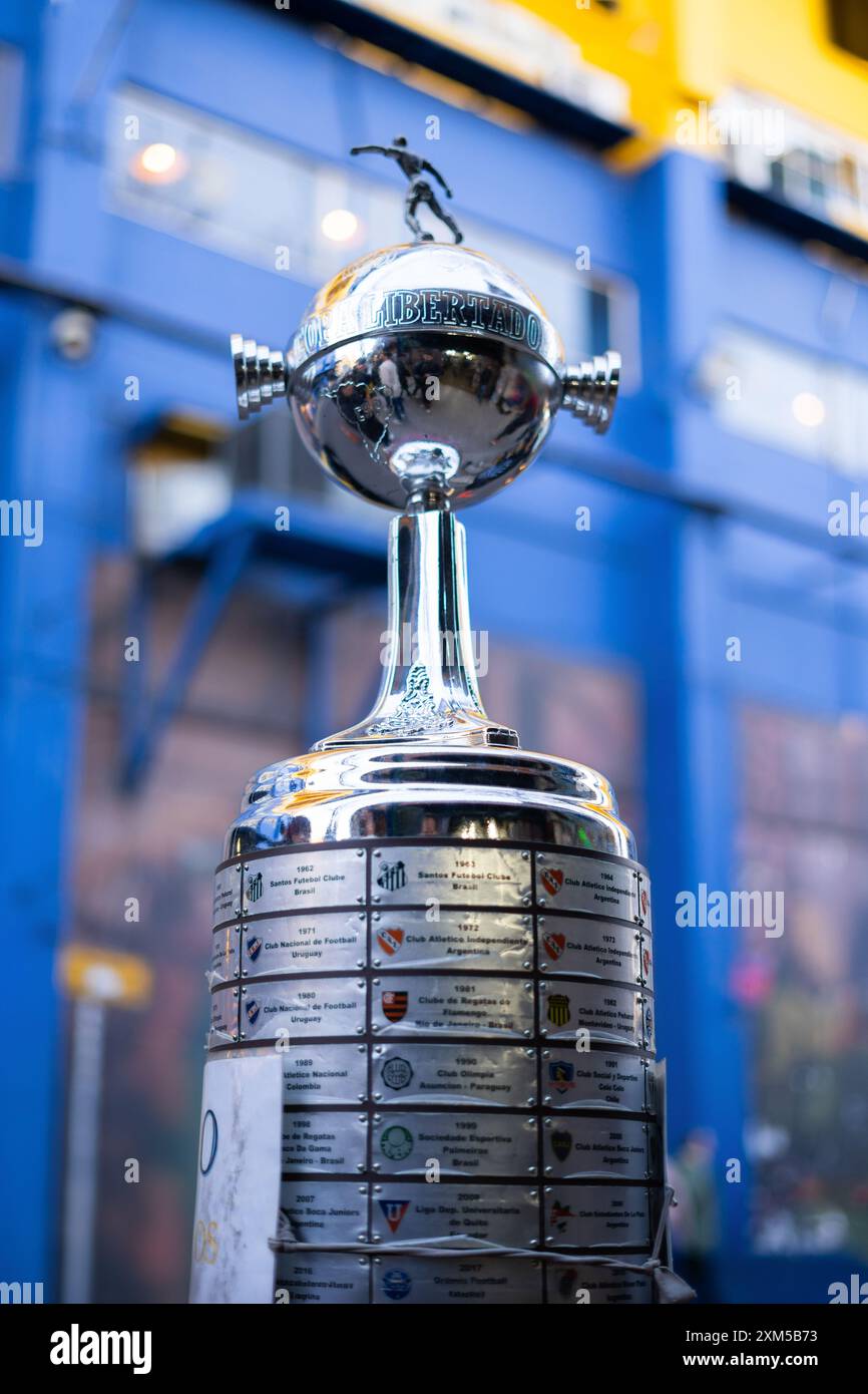 Trophäe Copa Libertadores in der Nähe des Stadions La Bombonera, Heimstadion der Club Atletico Boca Juniors im Viertel La Boca in Buenos Aires, Argentinien. Stockfoto