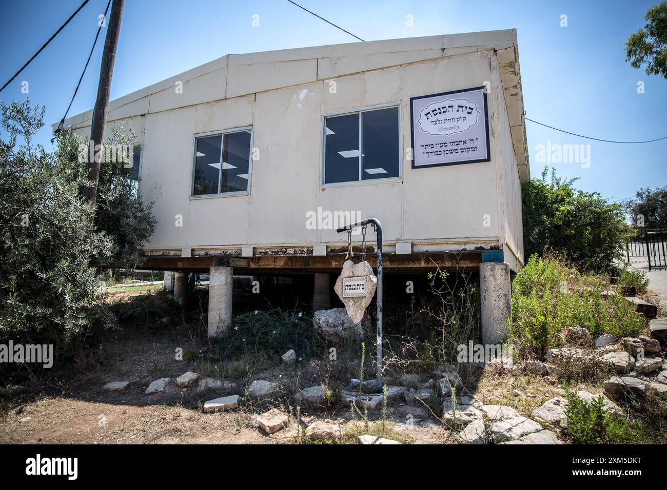 Palästina. Juli 2024. Die Synagoge in der Siedlung Chavat Gilad im besetzten Westjordanland. Im Juli 2024 kündigte der Internationale Gerichtshof in einem Gutachten an, dass die israelische militärische Besetzung der palästinensischen Gebiete illegal sei und dass er sich so bald wie möglich zurückziehen müsse. Sie führte die Verstöße gegen das Völkerrecht auf, darunter die Überführung Israels von Siedlern in das Westjordanland und die Aufrechterhaltung ihrer Präsenz. Quelle: SOPA Images Limited/Alamy Live News Stockfoto