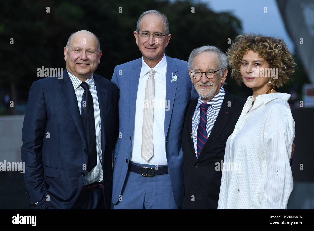 Paris, Frankreich. Juli 2024. Chris Meledandri, Brian L. Roberts, Steven Spielberg und Donna Langley nahmen am 2024 25. Juli 2024 an der Vuitton Foundation in Paris Teil. Foto: Aurore Marechal/ABACAPRESS. COM Credit: Abaca Press/Alamy Live News Stockfoto