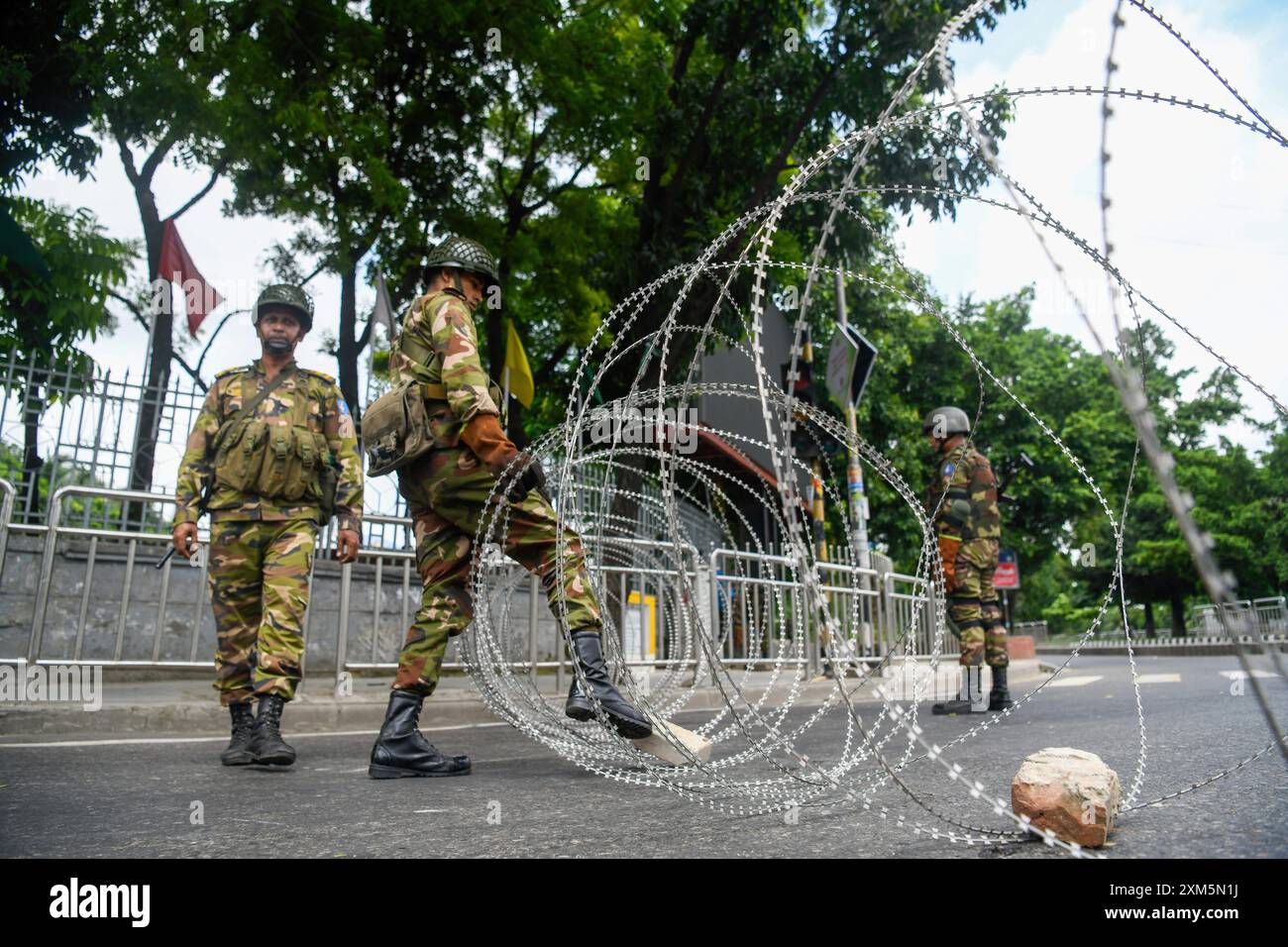 Dhaka, Bangladesch. Juli 2024. Bangladeschische Soldaten werden während der nationalen Ausgangssperre auf Patrouille gesehen. Die Regierung Bangladeschs verhängte am 20. Juli 2024 eine landesweite Ausgangssperre wegen eskalierender Gewalt und Proteste. Ab dem 24. Juli 2024 lockerte Bangladesch nach tödlichen Protesten in der vergangenen Woche eine landesweite Ausgangssperre, wodurch der wichtige Bekleidungssektor und die Banken wieder geöffnet werden konnten, während die Regierung versucht, die Wirtschaft wieder auf Kurs zu bringen und den Rückgang der Devisenreserven einzudämmen. (Credit Image: © Piyas Biswas/SOPA Images via ZUMA Press Wire) NUR REDAKTIONELLE VERWENDUNG! Nicht für kommerzielle ZWECKE! Stockfoto