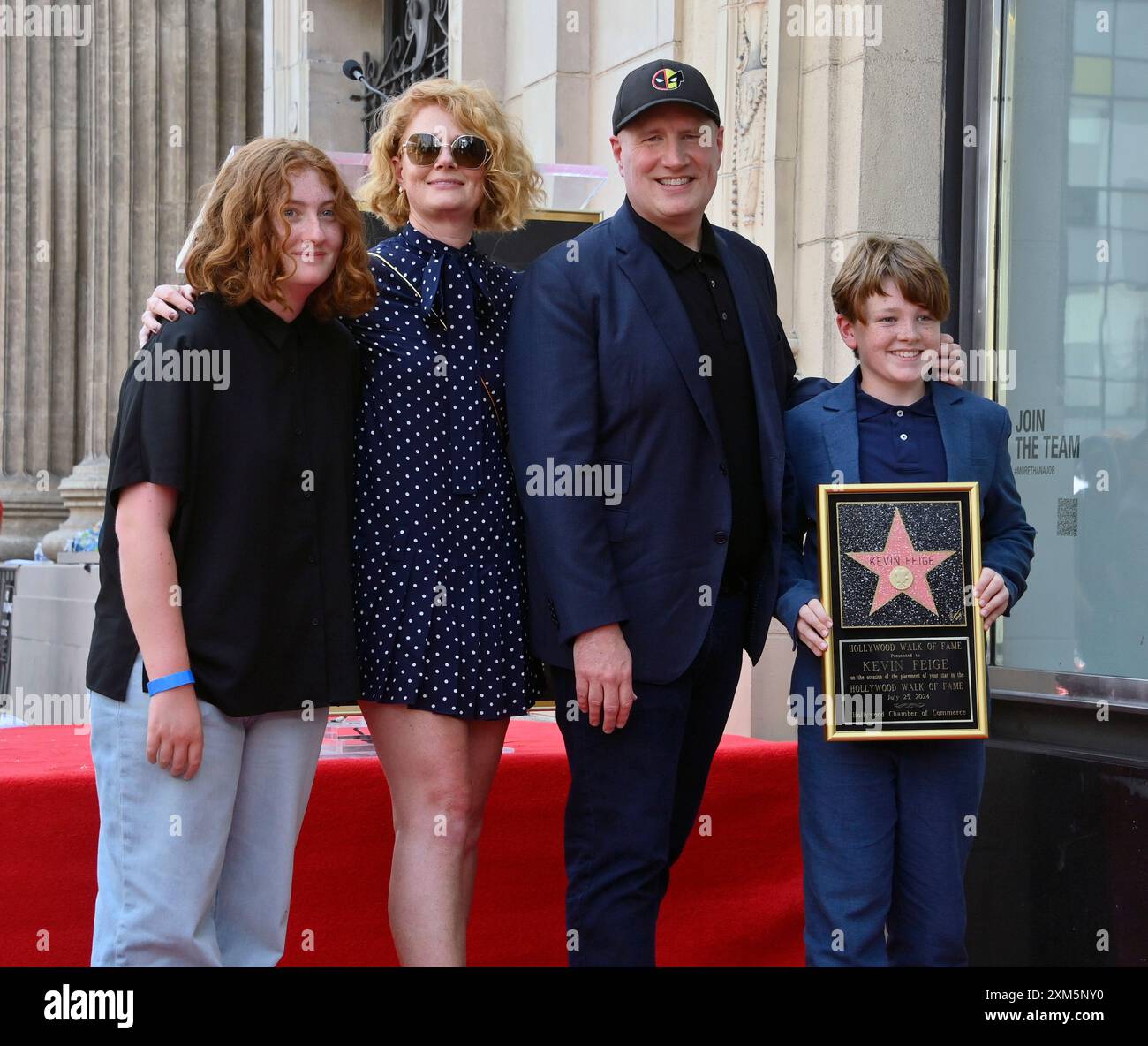 Los Angeles, Usa. Juli 2024. Produzent Kevin Feige wird von seiner Tochter Ella, seiner Frau Caitlin und seinem Sohn Erik (L) bei einer Enthüllungszeremonie begleitet, die ihn am Donnerstag, den 25. Juli 2024 mit dem 2.785. Stern auf dem Hollywood Walk of Fame in Los Angeles ehrt. Foto: Jim Ruymen/UPI Credit: UPI/Alamy Live News Stockfoto