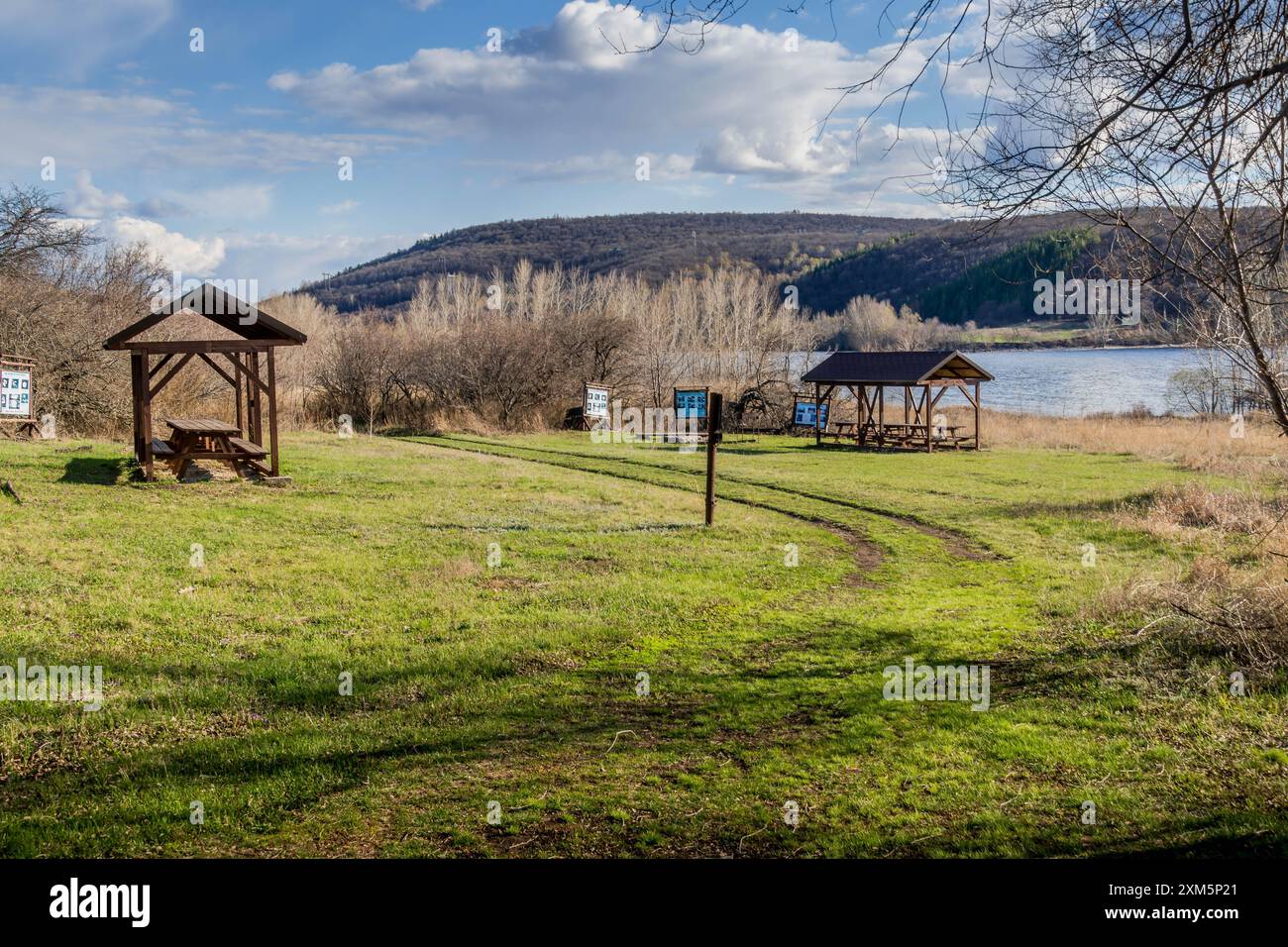 Der Wanderweg im Nationalpark Zhiguli, Russland, in der Region Samara während des malerischen, friedlichen Tages. Stockfoto