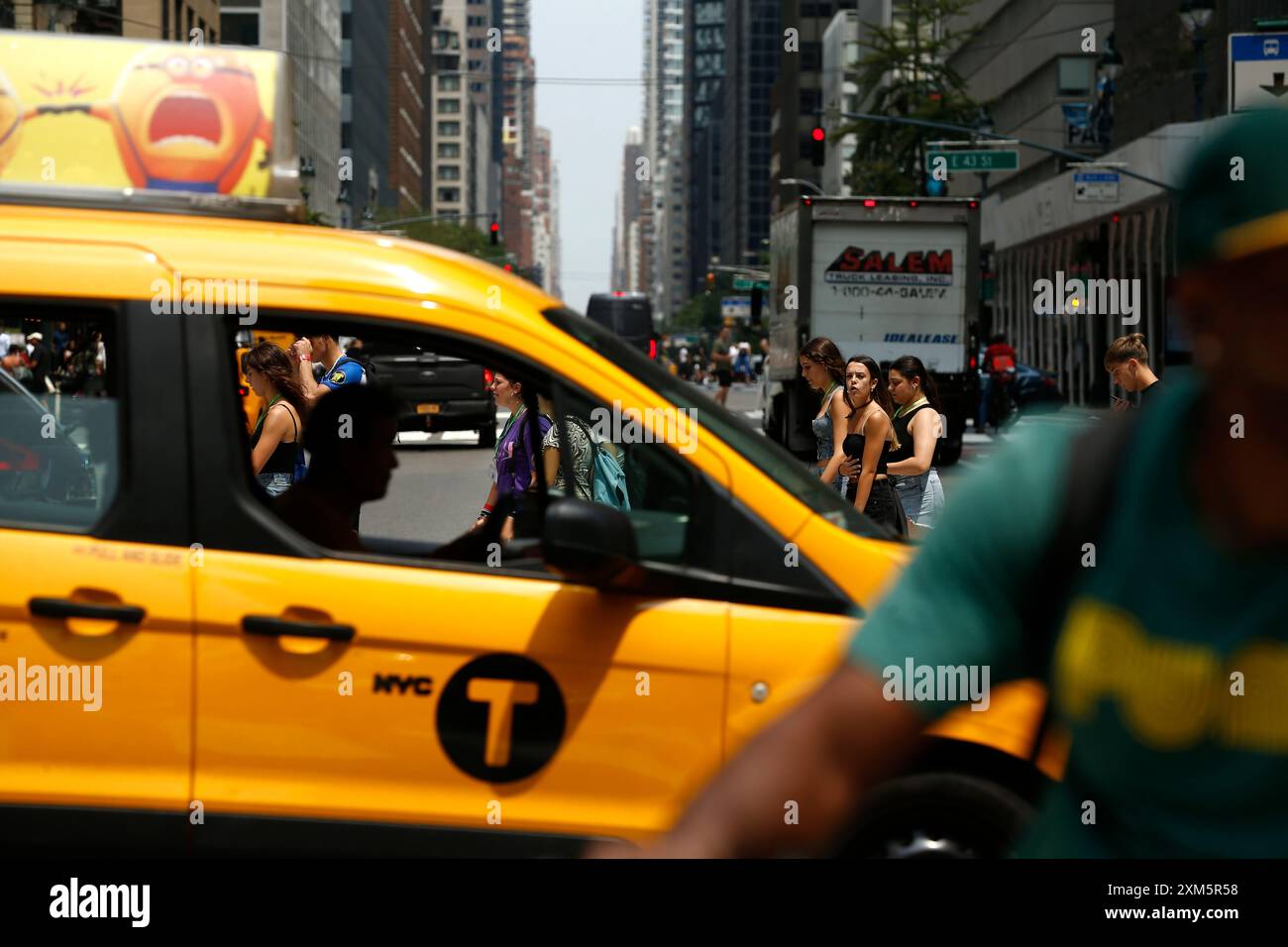 Der Verkehr in Midtown als „Engpasspreise“ befindet sich am 25. Juli 2024 in New York City auf unbestimmte Zeit. Befürworter der Staupreispreise haben zwei Klagen eingereicht, in denen sie zitierten, dass Gouverneur Hochul illegal gehandelt habe, indem er die Umsetzung des Gesetzes unterbrach, das schätzungsweise 1 Milliarde Dollar jährlich an Mautgebühren für Verbesserungen des öffentlichen Verkehrssystems in New York sammelte. Hochul führte an, dass eine erhebliche Erhöhung der Mautgebühren eine erhebliche Belastung für Pendler verursachen würde. (Foto: John Lamparski/SIPA USA) Credit: SIPA USA/Alamy Live News Stockfoto