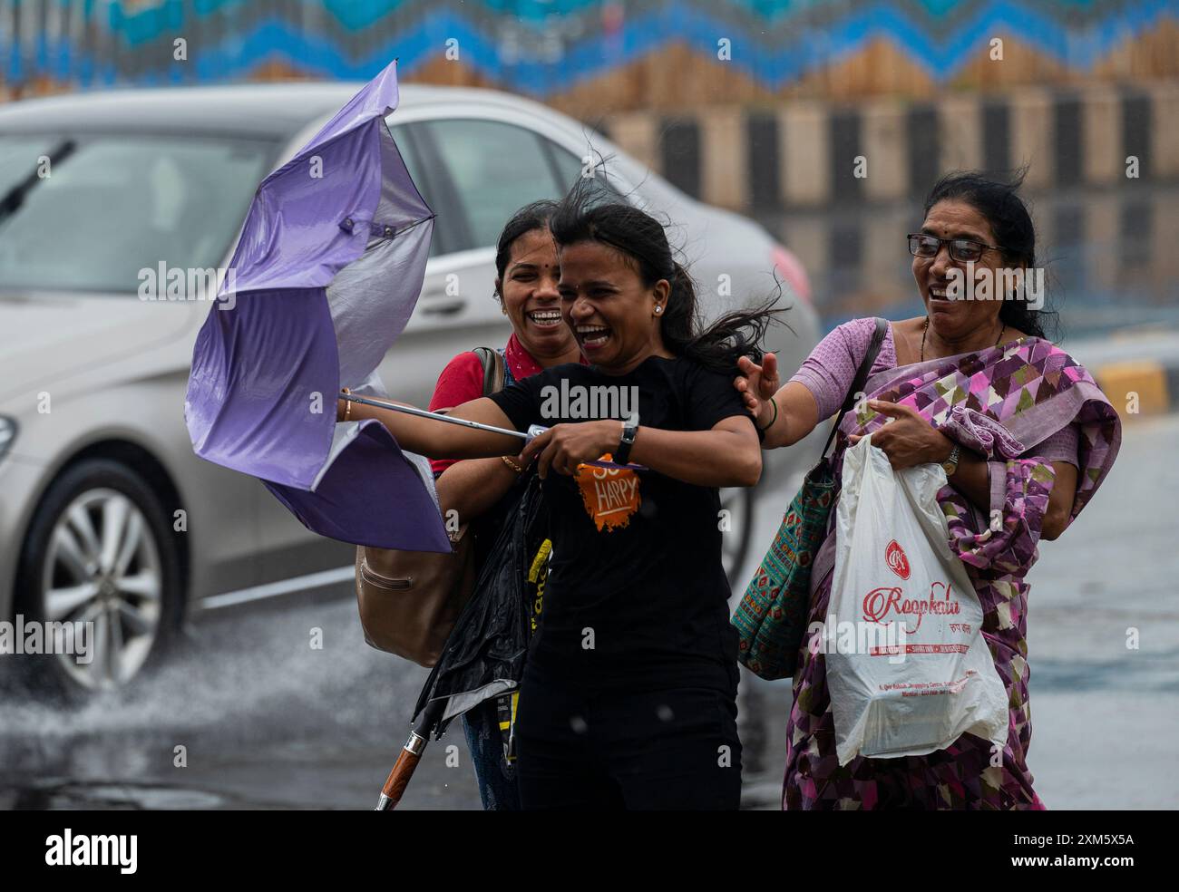 Mumbai, Indien. Juli 2024. MUMBAI, INDIEN - 25. JULI: Fußgängerabkommen mit böigem Wind und starkem Regen am Marine Drive, am 25. Juli 2024 in Mumbai, Indien. (Foto: Anshuman Poyrekar/Hindustan Times/SIPA USA) Credit: SIPA USA/Alamy Live News Stockfoto