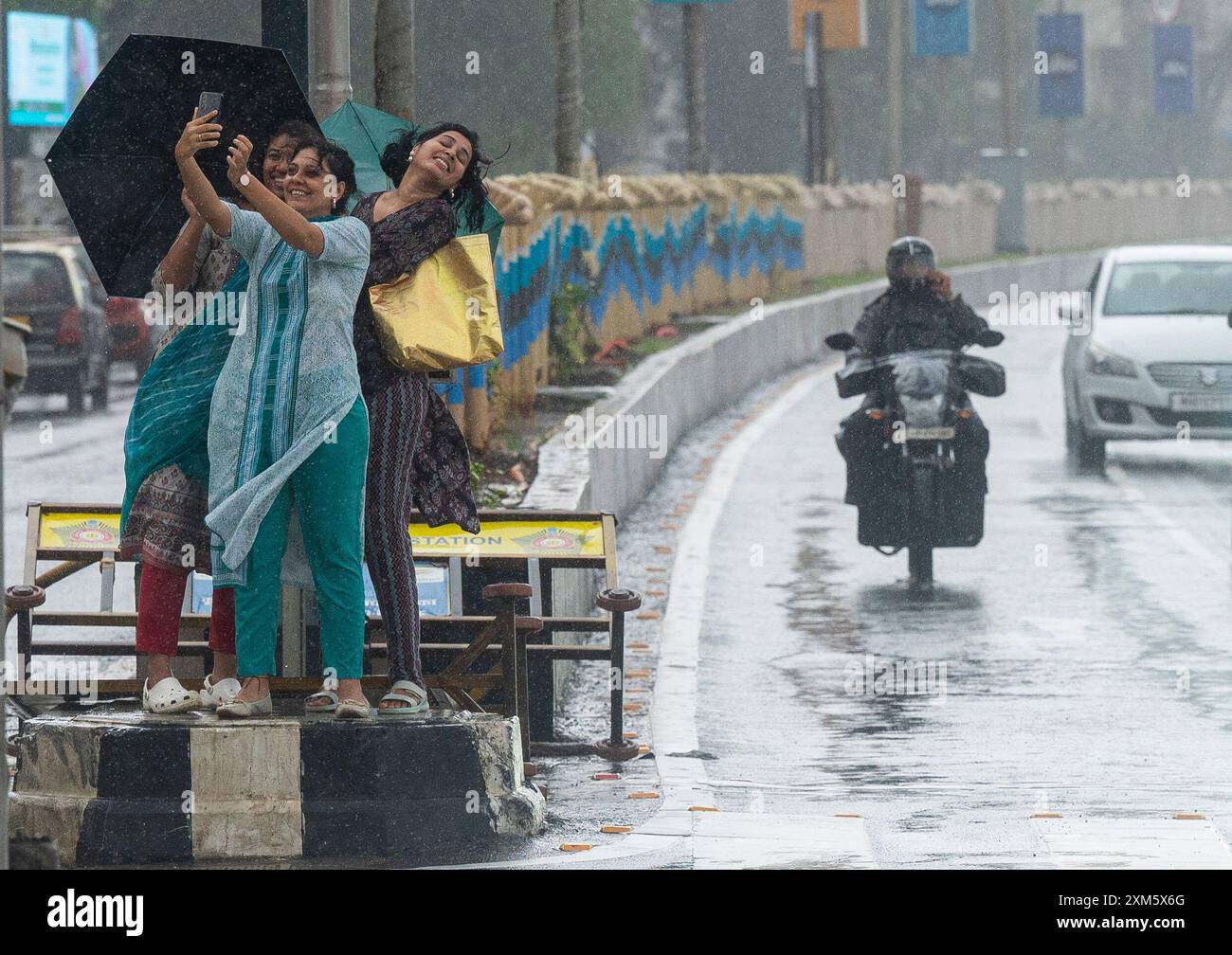 Mumbai, Indien. Juli 2024. MUMBAI, INDIEN - 25. JULI: Fußgängerabkommen mit böigem Wind und starkem Regen am Marine Drive, am 25. Juli 2024 in Mumbai, Indien. (Foto: Anshuman Poyrekar/Hindustan Times/SIPA USA) Credit: SIPA US/Alamy Live News Stockfoto
