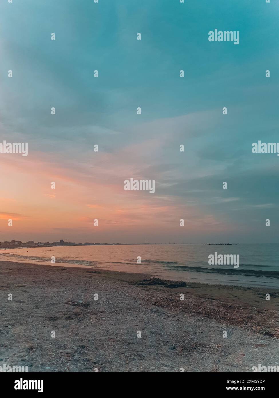 Wunderschöner Sonnenuntergangshimmel über dem Schwarzen Meer in Mamaia, Rumänien, aufgenommen in einem Portraitbild. Stockfoto