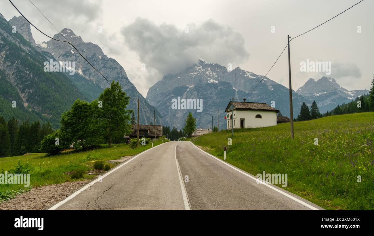 Eine asphaltierte Straße schlängelt sich parallel zum Cimon del Froppa und bietet einen atemberaubenden Blick auf die zerklüfteten Gipfel der Dolomiten Stockfoto