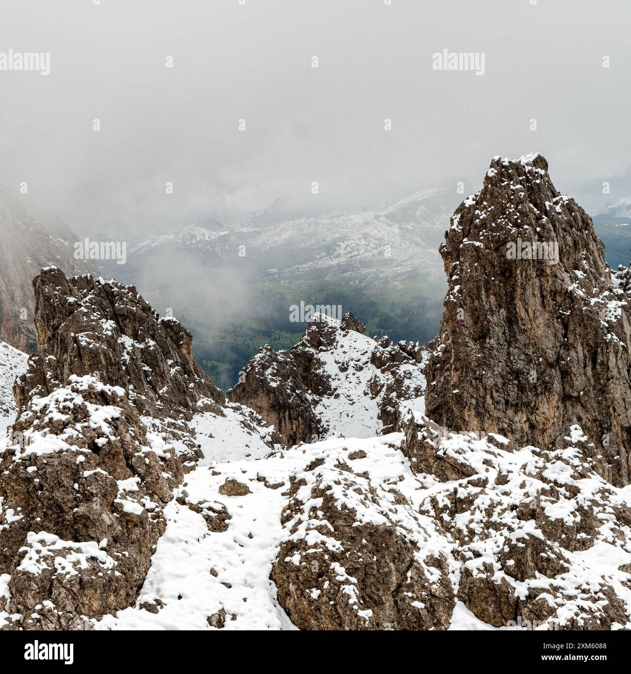 Erleben Sie die CIR Group im Juni: Schneebedeckte Pfade und ätherische Wolken schaffen ein atemberaubendes Wanderabenteuer. Stockfoto