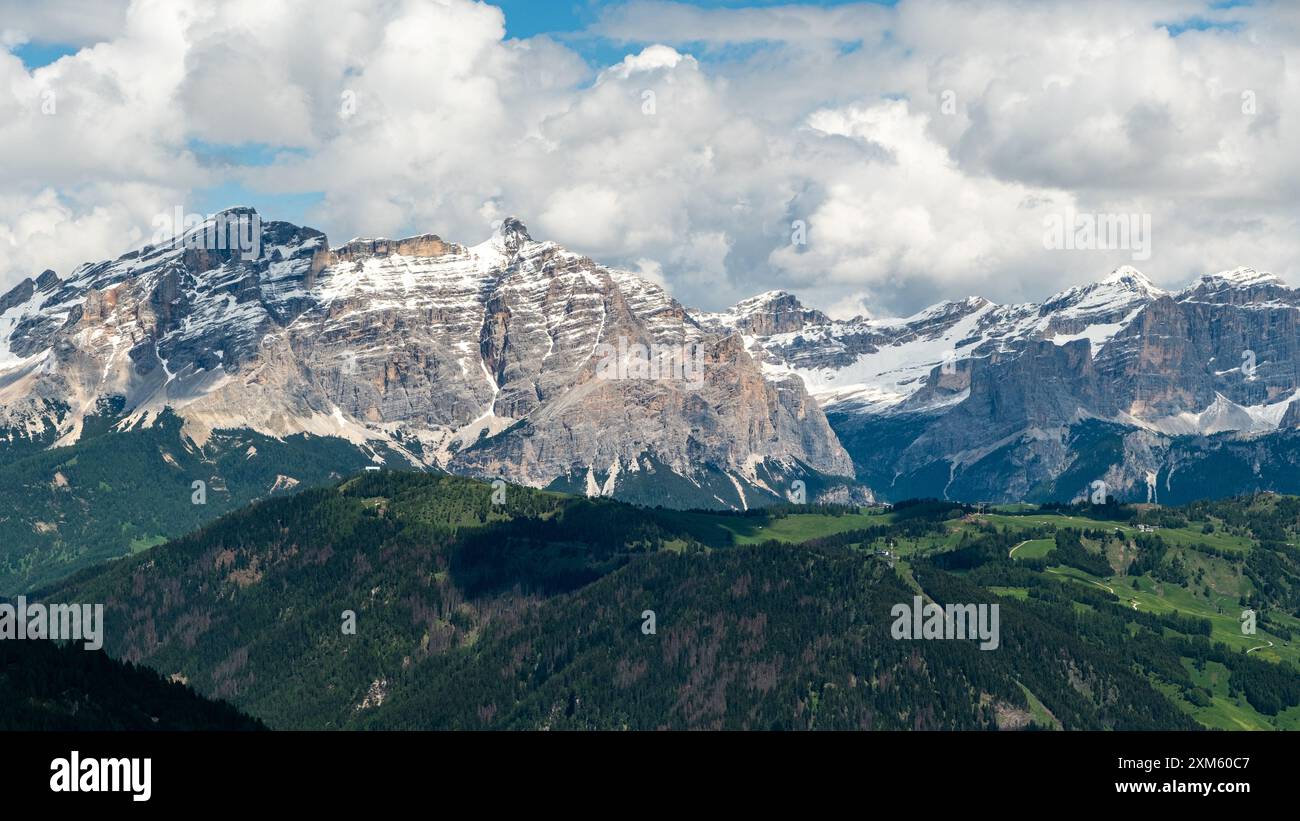 Entdecken Sie die Panorama-Schönheit der Dolomiten vom Sellagruppe-Weg aus, wo jede Kurve atemberaubende Ausblicke auf das zerklüftete Berggebiet bietet Stockfoto