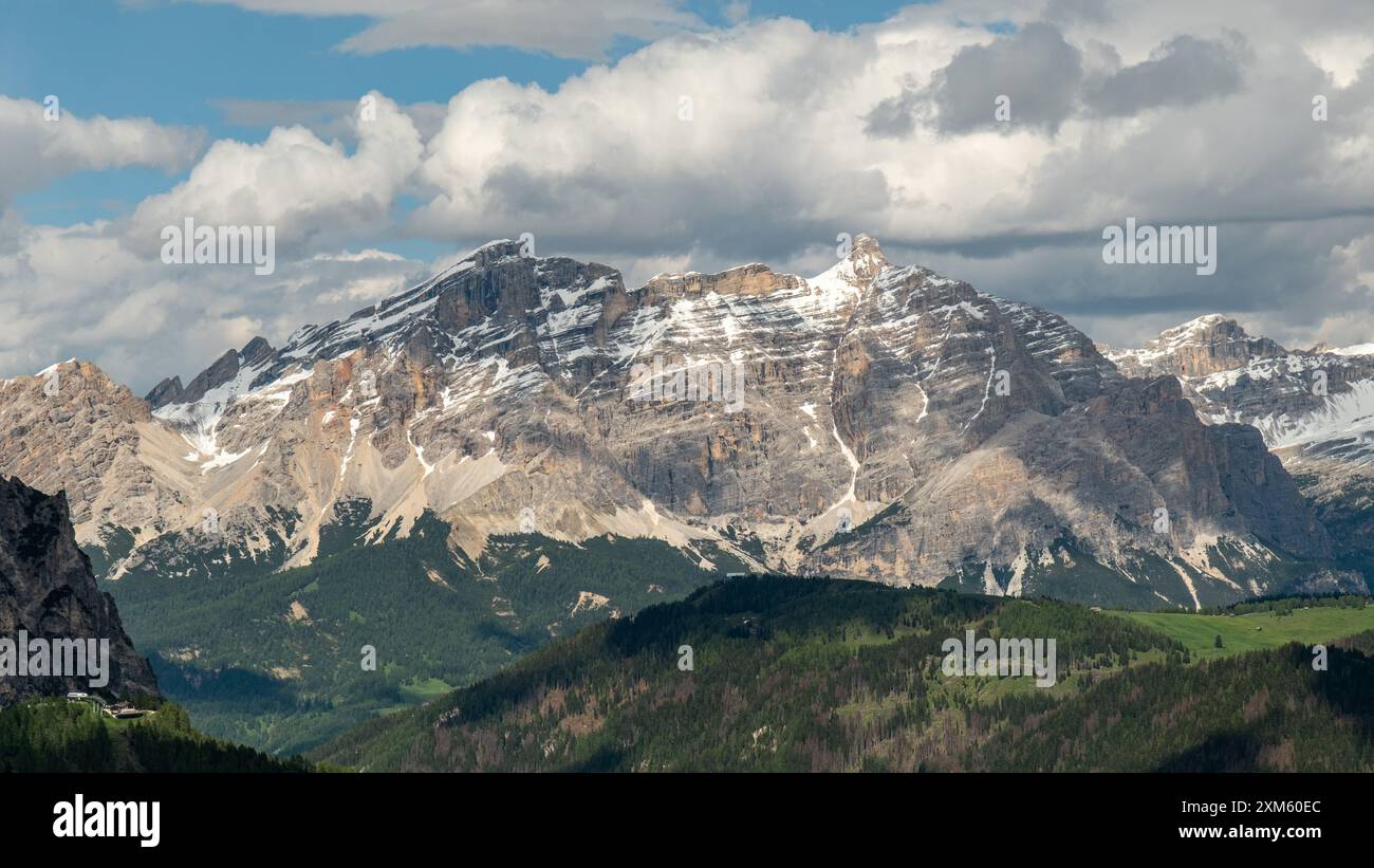 Entdecken Sie die atemberaubende Landschaft des Gardenapasses in den Dolomiten, wo hoch aufragende Gipfel und ruhige Täler ein perfektes Panorama schaffen. Stockfoto