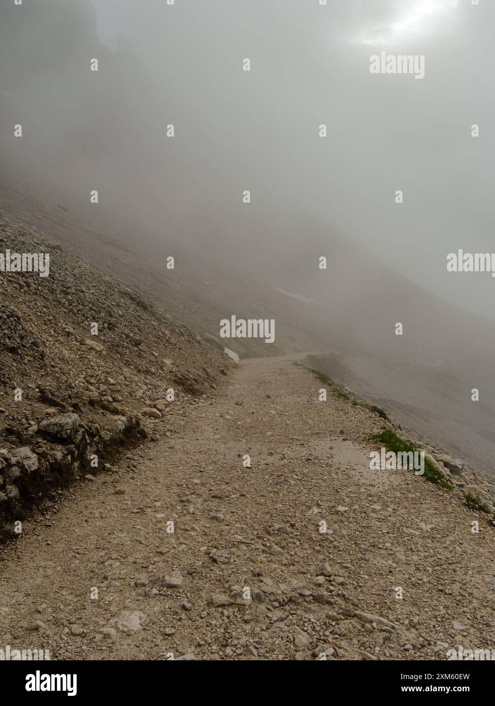 Tre Cime Circuit im Juni: Schneebedecktes Gelände und unvorhersehbarer Nebel lassen Blicke auf die Dolomitengipfel offen. Stockfoto