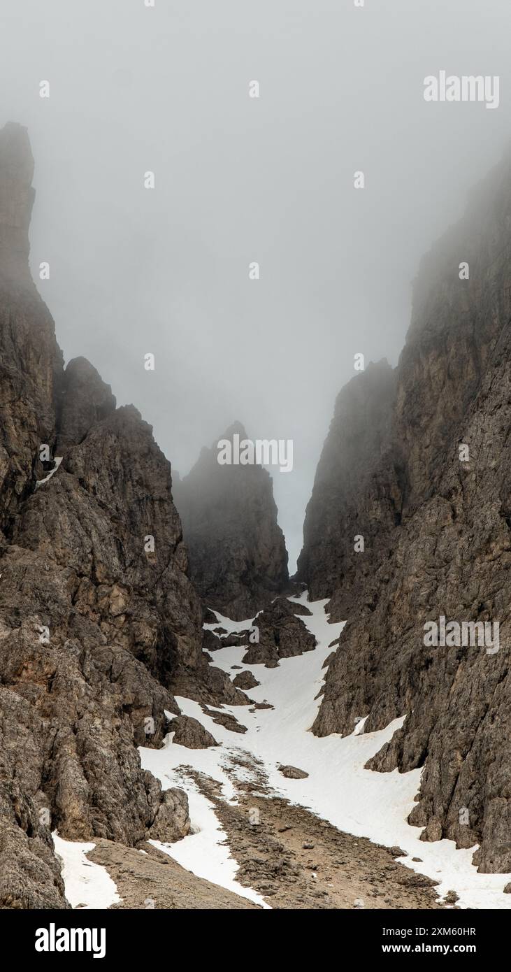 Tauchen Sie ein in die atemberaubenden Bergpanoramen des Val Vallunga, wo die natürliche Schönheit und das zerklüftete Gelände zu einem beeindruckenden Panorama verschmelzen. Stockfoto