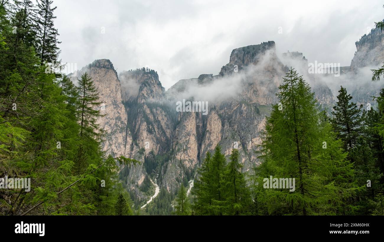 Die Bergaussichten vom Val Vallunga bieten einen fesselnden Blick auf die Dolomiten, wobei jeder Winkel die Pracht dieses alpinen Wunderlandes offenbart. Stockfoto