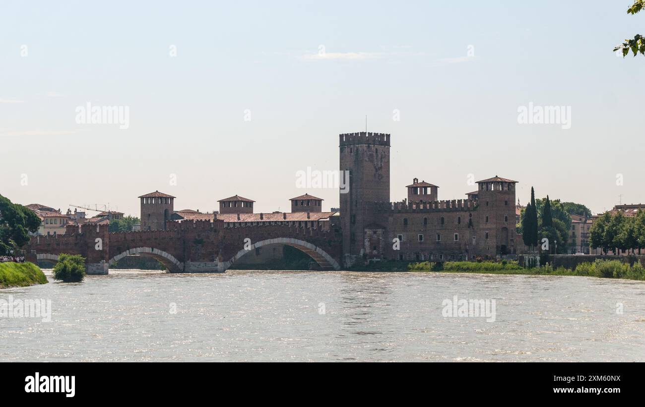 Genießen Sie die Wärme des Sommers, während Sie den historischen Charme von Verona, Italien, erkunden und sich im Sonnenschein und der reichen Kultur erfreuen. Stockfoto