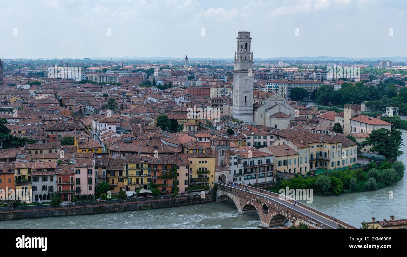 Die Vogelperspektive von Verona zeigt die historischen Wahrzeichen und pulsierenden Straßen der Stadt und bietet einen atemberaubenden Panoramablick auf Italiens Juwel Stockfoto