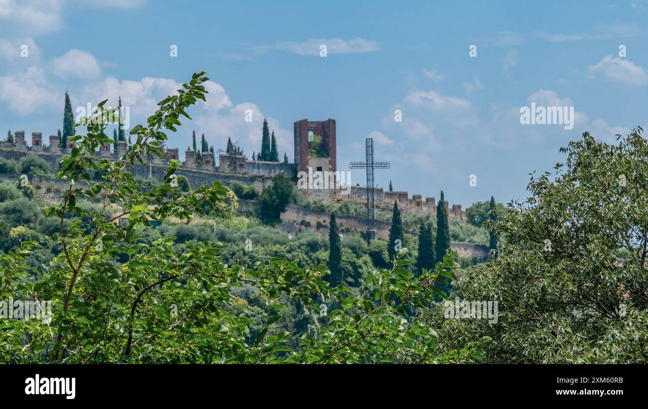 Bewundern Sie die landschaftliche Schönheit von Verona von oben, wo das reiche Erbe und die architektonische Pracht der Stadt einen fesselnden ausblick aus der Luft schaffen Stockfoto