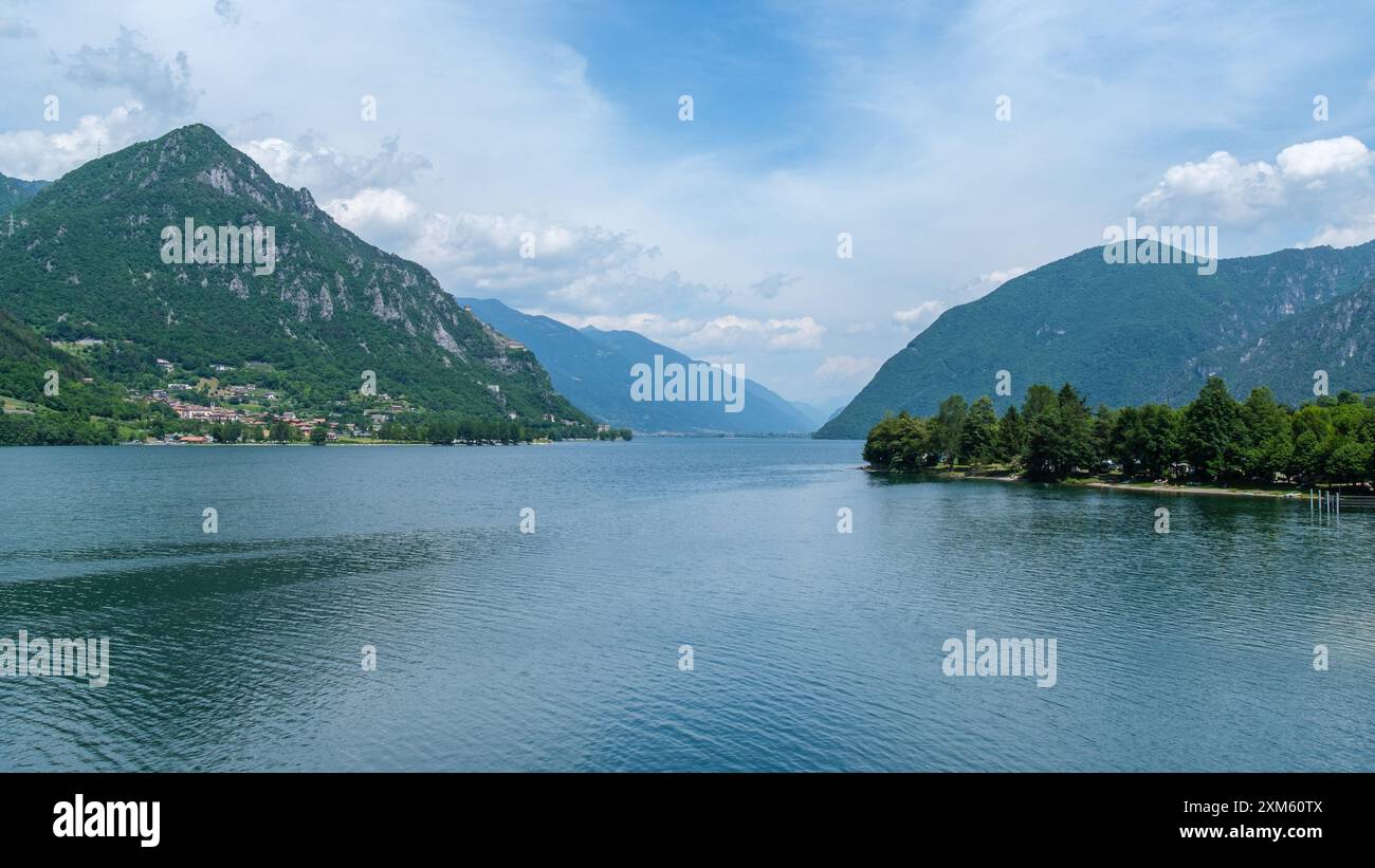 Die majestätischen Berge über dem Idro-Lago bilden eine dramatische und ruhige Landschaft, die die Essenz der natürlichen Schönheit Italiens einfängt Stockfoto