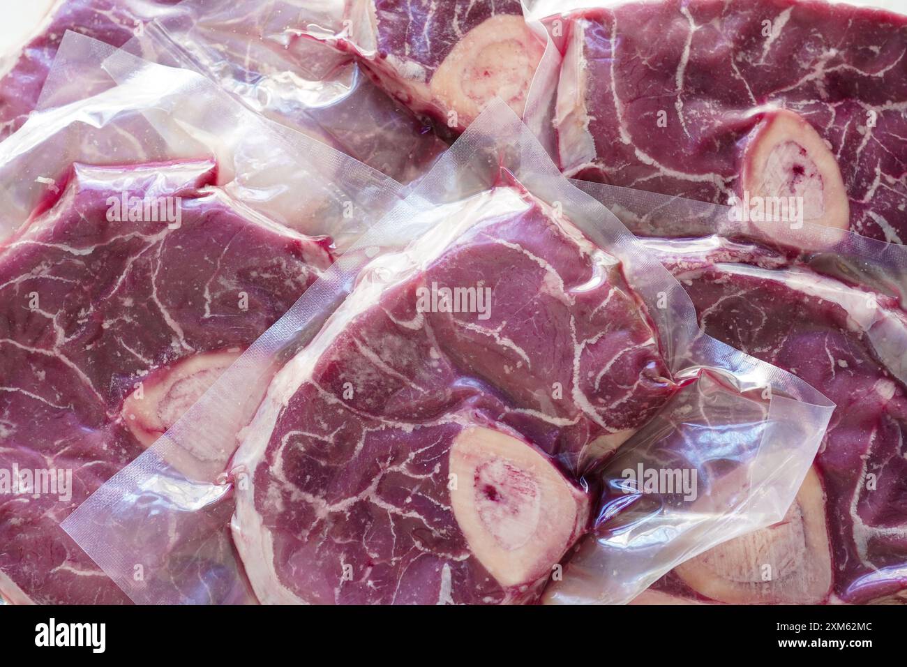 Viele vakuumversiegelte Verpackungen aus biologischem Rindfleisch (osso buco) Stockfoto